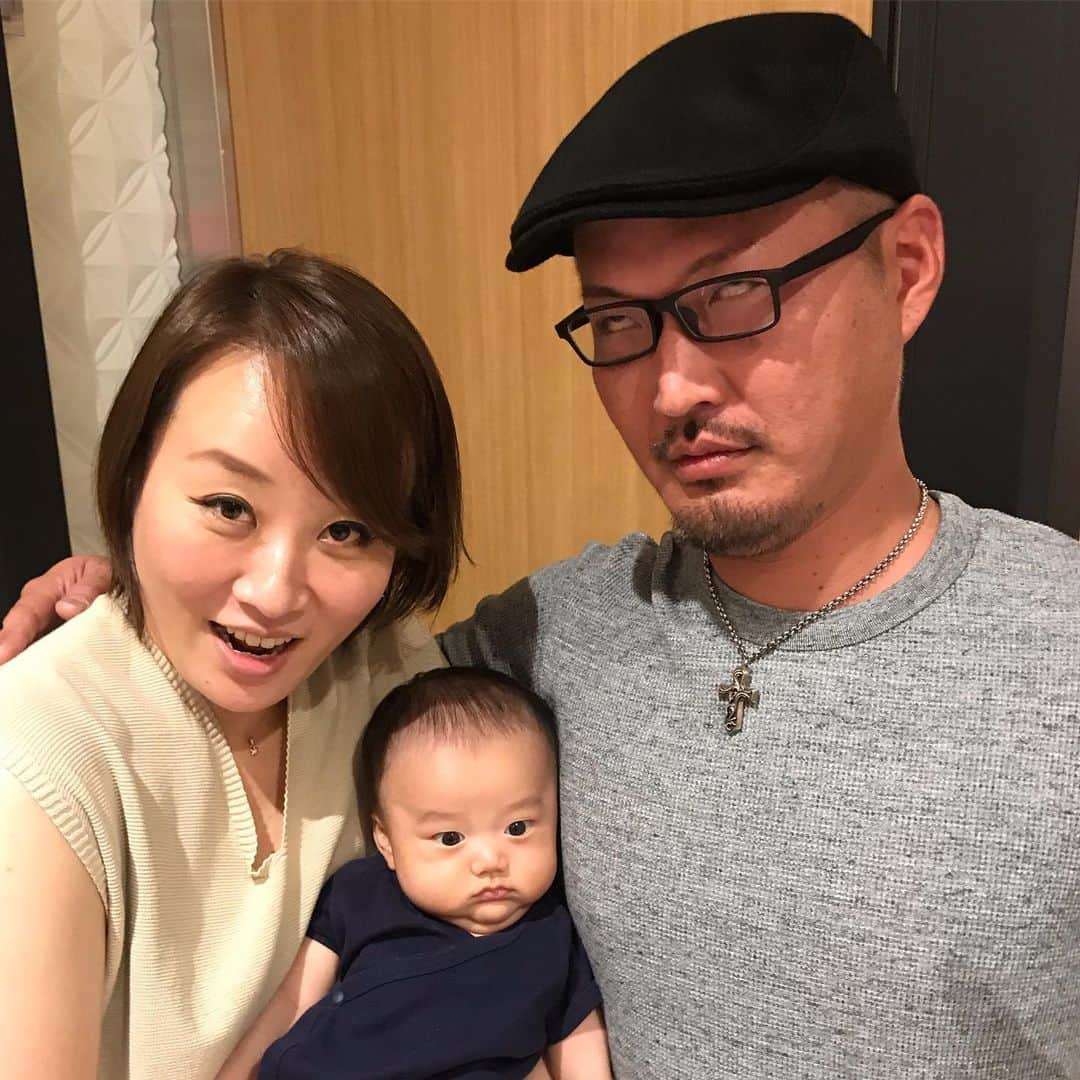 輝良まさとさんのインスタグラム写真 - (輝良まさとInstagram)「・ 2日目の今日は、関西に帰ったときは必ず会ってるいつものメンバーでランチ❤️ 1人来れない子がいて残念だったけど💦💦 ・ いつ会ってもバカな話で大笑いできる仲間でみんな大好き😆👍 急な誘いだったのに集まってくれてありがとう❤️ めちゃくちゃ楽しかったです😊💕 ・ ちなみに… 最後の写真を見てもらえばわかる通り、主人は昨日も今日も楽し過ぎて飲み過ぎて記憶飛ばしてます…笑 明日仕事なので、主人だけ一足お先にヘロヘロのところ新幹線に乗せて横浜に帰らせました…笑 無事に家に着いたみたいで良かったです💨 ・ ・ ・ #関西#宝塚#宝塚南口#飲み友達#久しぶりの#再会#大阪#梅田#いつもありがとう#めっちゃ笑った#また会おうね#天使ママ#レインボーベビー#レインボーベビー真那人#令和元年ベビー#6月生まれ#生後3ヶ月#生後96日#赤ちゃん#赤ちゃんのいる生活#ママリ#ベビフル#可愛い」9月17日 0時22分 - kirahama0703