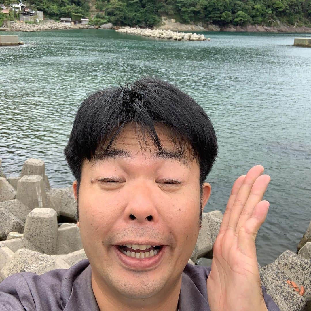 西川晃啓のインスタグラム：「気絶東京  家に帰ってきてホッとして気絶 #あるある探検隊#レギュラー#気絶#気絶の日々#ギャグ#5連泊#大阪#名古屋#沼津#介護#レクリエーション#劇場#終了#家#帰宅#落ち着く」