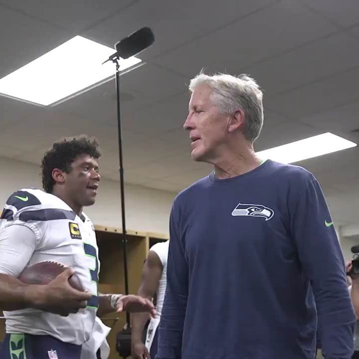 ラッセル・ウィルソンのインスタグラム：「Victory Monday 💯 #GoHawks」