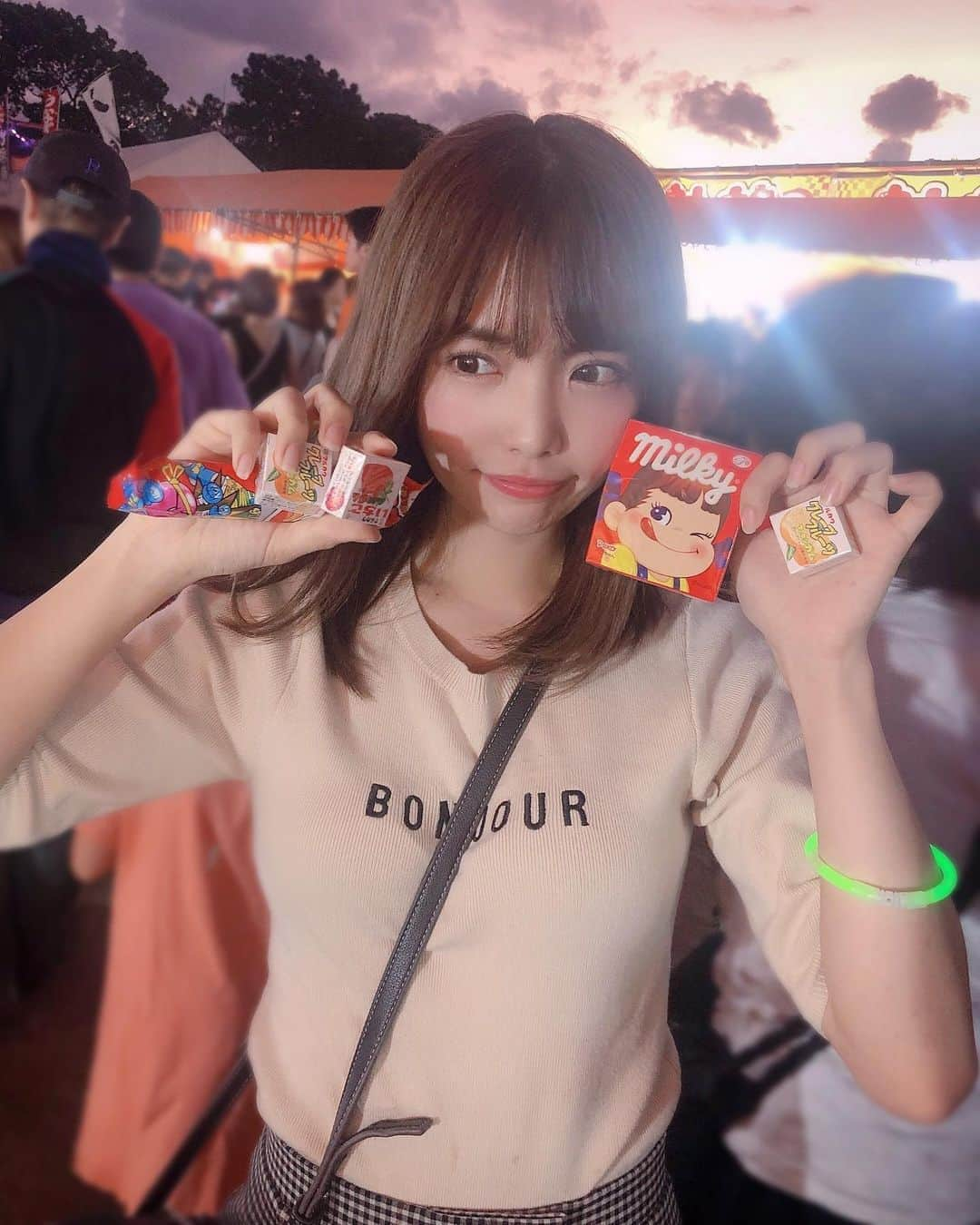 渕上舞さんのインスタグラム写真 - (渕上舞Instagram)「☺️💘 射的でお菓子撃ち倒しすぎて、お店の方にそれぐらいにしといてって言われちゃった☺︎笑 . #放生会 #放生会2019 #筥崎宮 #お祭り #fukuoka  #ゲーム大好き得意マン #本領発揮 #楽しかったなぁ」9月17日 0時31分 - mai_fuchigami_48