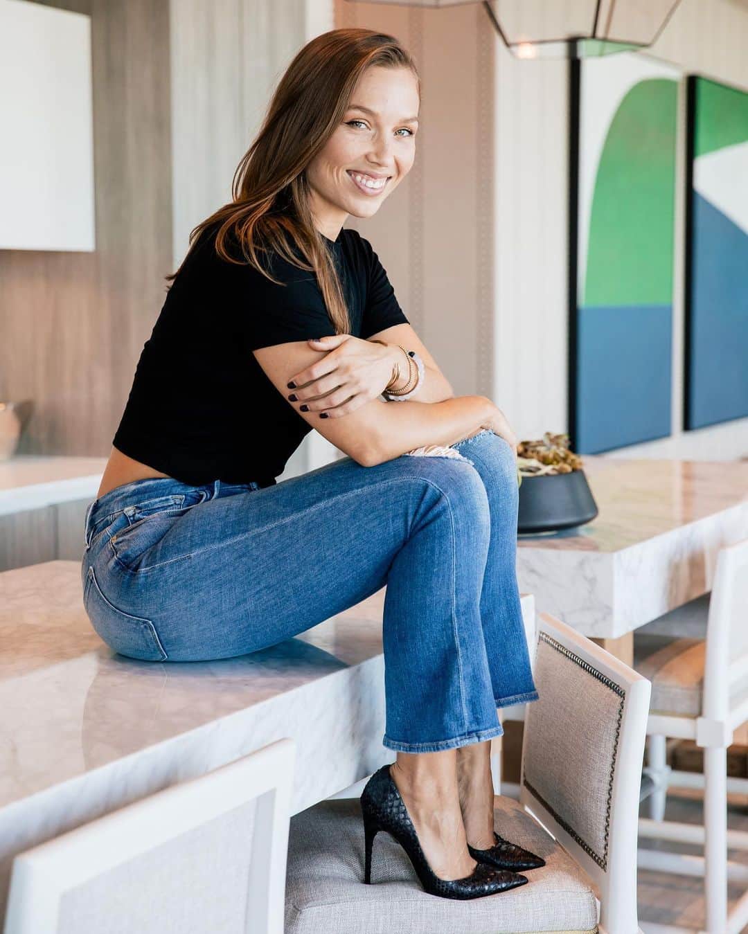 Nicole Mejiaのインスタグラム：「Hello world! “Woke up in the mornin’ feeling like P Diddy” after taking a few days off after working way too many hours for way too many consecutive days. Needless to say, I’m feeling brand spankin’ new! Sprinkling some of that energy on your feed, should you need it...✨👌🏽 #energybae - We got JUMP coming round the bend, ladies! If you want to join us for this transformative 28-day lifestyle program, click the link in my bio to sign up. Spots close on September 27th and we’ll be JUMPing from September 30 - October 27. You’ll get daily guidance on movement, nutrition, and personal development. If you’re ready to put in the work, I’d love to support you through that growth.🌱 - Have a beautiful day amores 💛 - Oh, and this shot was taken by my girl, @amanda_julca 📷 - pps, hella Q’s on my shoes! They’re Tom Form python pumps... purchased when materials were more important than they are now and way before I transitioned to the plant life.🌱」