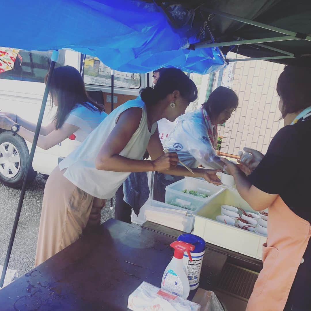 のインスタグラム：「今日、本当は、千葉県の御宿で開催される、 🦐おんじゅく伊勢えび祭り🦐 のステージに、サプライズで登場し、歌わせていただく予定だったのですが、雨でお祭り自体が中止になってしまいました😭 またもや荒れ女ぶりを発揮してしもうたぁー😢 自然相手なので、もちろん仕方がない事なのですが…何だかすみません🥺 潤いと言うサプライズになっちまった☔（笑）  伊勢えび祭りでは、伊勢えび汁などが振る舞われる予定だったのですが、なにしろ中止になってしまったので、御宿の皆様と共にその伊勢えび汁を持って、未だに台風の影響で停電や断水が続く地区へ炊き出しへご一緒させていただきました☀️ ゲスト予定だった、 同じ事務所・サンミュージックのシンガーソングライター・立石純子ちゃん(相方の加賀谷はつみちゃんも参加予定だったのですが、スケジュールの都合で今回は不参加でした🙏)と共にお手伝い ✋✋✋ ✨ありがとうございます ✨本当に美味しいです  と言う声をたくさんいただきました‼️‼️‼️ 何か力やパワーになっていたら嬉しいです🎉  少しでも早く、復旧します様に…•*¨*•.¸¸☆*･ﾟ  炊き出しが終わってからは、大野荘さんにお世話になっております👍 今日は一泊して、明日の収録までに戻ります😊  #伊勢えび祭り #雨 #中止 #雨女 #荒れ女 #すみません #リベンジ #したい #サプライズ #潤い #炊き出し #お手伝い #御宿 #おんじゅく #伊勢えび #大野荘 #🦐 #✨ #😊 #👍 #🥰」