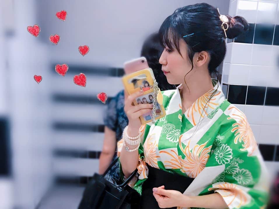 ぱいぱいでか美のインスタグラム：「浴衣の時は髪の毛アップにするのが良いよねやはり。 ꙳ #浴衣 #かんざし ꙳ 適当にお団子して後れ毛も適当に出して それだけだとちょっと地味かな？と思ったので かんざしつけました❤︎ このかんざしはこの前まりん @maaaaariiiiinn がくれたの！ アポカリメンバーにそれぞれのイメージでアクセサリーくれたんだよ〜☻ お返しというか、私も何か渡したかったのに準備間に合わなかったから それを渡すという口実で早く会いたいなー！ 可愛いかんざしをありがとう❤︎」
