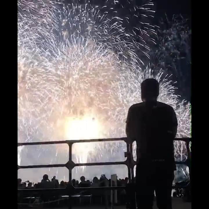 のインスタグラム：「花火、綺麗だったなぁ...🎇 Fireworks in Yokohama! ： ： ： 【※ここから文面にネタバレ等含まれております。本編をご覧になってから拝見して頂けると幸いです。】 ： ： ： テラスハウスをご視聴の皆様、お見苦しい所を数話にもわたってお見せしてしまい 大変申し訳ございませんでした。沢山の方からご指摘を頂きましたが、この投稿でしっかりとした謝罪をさせて頂きたいと勝手ながら前から決めておりました。 本編を客観的に拝見し、発言や言動に関して痛々しく感じたのは誰よりも自分だったと存じます。 3年経ち、成長出来てたと大きく勘違いしてました。 ですが、山ちゃん先輩や大半の方が仰ってたとしても 何一つ後悔や悔いは残ってないと感じております。今回を通してそれに気付けただけでも自分の中では人生の分岐点となりました。そして、今現在のテラスハウスメンバーにお会い出来ただけでも大変貴重な経験となりました。 これからも自分に足りない物を探し続け、夢一直線に走っていきます。 春花さん、ありがとう！楽しかった🙏 改めまして視聴者の皆様、大変申し訳ございませんでした。 そしてファンの皆様、応援ありがとうございました。 #テラスハウス #TerraceHouse」