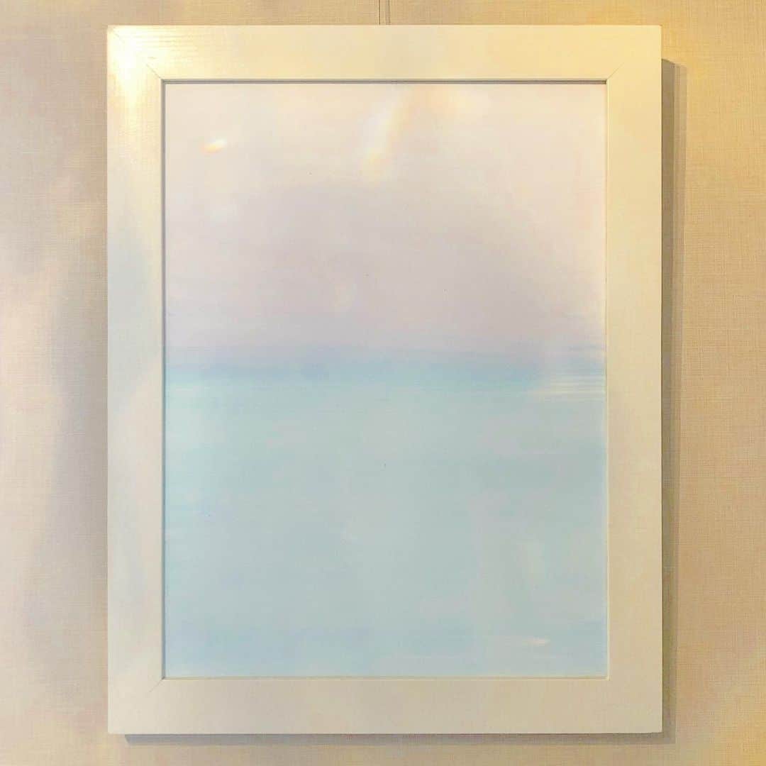 山崎美弥子さんのインスタグラム写真 - (山崎美弥子Instagram)「Painting of Ocean and Sky with white Picture Frame  白い額縁に入れた海と空の絵。  #surf #ocean #island #beach #art #artwork #shell #coral #hawaii #painting  #landscape  #contemporaryart #seascape #canvas #artstudio #light #life #live #miyakoyamazaki #hawaii #tokyo 山崎美弥子 #絵画」9月17日 0時40分 - miyakoyamazaki