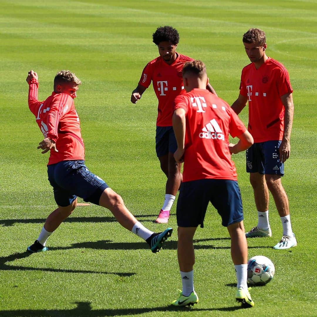 トーマス・ミュラーのインスタグラム：「Let‘s start @championsleague:  Wednesday - @fcbayern vs. @crvenazvezdafk 🙂💪#miasanmia #fcbayern #packmas #esmuellert #uclstart」