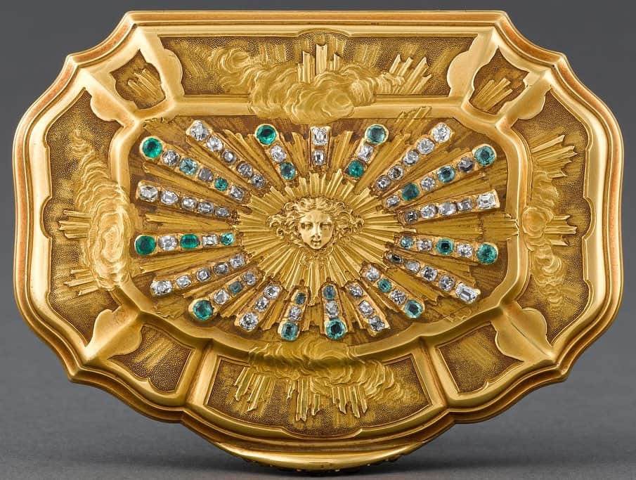 ルーブル美術館さんのインスタグラム写真 - (ルーブル美術館Instagram)「. 🇫🇷 Louis XV vous souhaite une #BonneSemaine ! - 💎Toute en or, ornée d'émeraudes et de diamants, cette tabatière est une des rares tabatières diplomatiques conservées. Elle porte à l'intérieur du couvercle une miniature du portrait de Louis XV qui l'offrit à Louis Le Fort (1668-1743), syndic de Genève. - ✍️ Govaers, l’orfèvre, bénéficia très tôt du patronage du jeune Louis XV et de la Cour royale. C'est ainsi qu'entre 1725 et 1736, il fournit au Service des présents du roi de nombreuses tabatières que Louis XV devait offrir en tant que cadeaux diplomatiques, comme ce fut le cas ici. - ✨Govaers était un des orfèvres les plus appréciés de la première moitié du XVIIIe siècle ; sur cette tabatière on peut admirer en effet le raffinement de la ciselure et la grande qualité de la mise en œuvre des pierreries. - - - - 🌍 Louis XV wishes you a #GoodWeek ! - 💎 In solid gold, adorned with emeralds and diamonds, this is one of few surviving examples of a type of tobacco box presented as diplomatic gifts. Inside its lid is a miniature portrait of Louis XV, who presented it to Louis Le Fort (1668-1743), Syndic of Geneva. - ✍️ Govaers, the goldsmisth, enjoyed the patronage of the young Louis XV and the royal court very early in his career. Between 1725 and 1736, he supplied the royal gift department with several tobacco boxes, which the King subsequently presented to visiting diplomats. - ✨Govaers was one of the most respected Parisian goldsmiths in the first half of the 18th century. The box is remarkable for its highly refined chasing and skillfully-mounted stones. - 📷 © RMN - Grand Palais (Musée du Louvre) / Jean-Gilles Berizzi . . . #Louvre #MuséeDuLouvre」9月17日 0時45分 - museelouvre