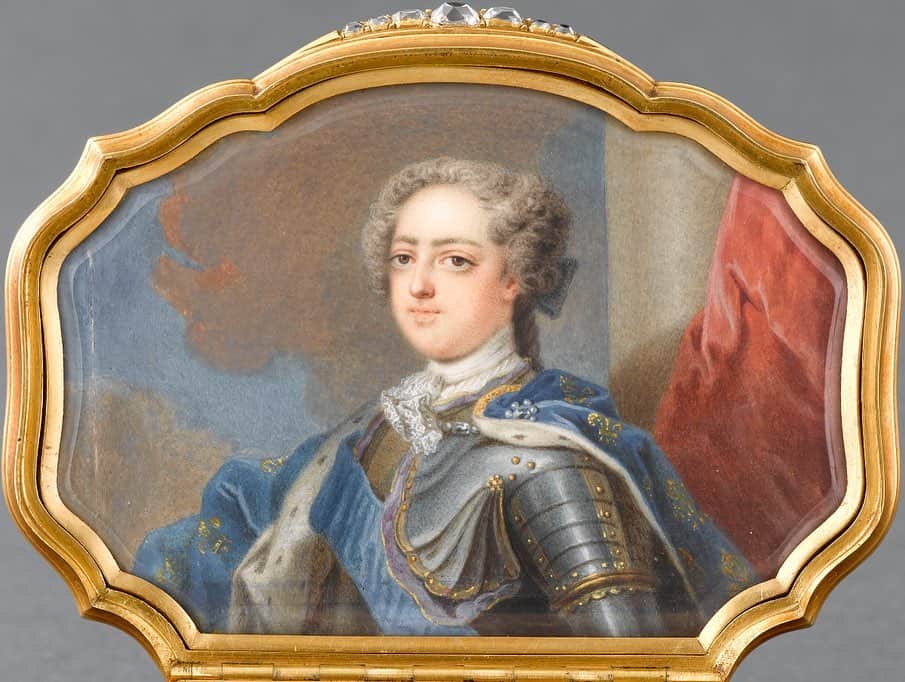 のインスタグラム：「. 🇫🇷 Louis XV vous souhaite une #BonneSemaine ! - 💎Toute en or, ornée d'émeraudes et de diamants, cette tabatière est une des rares tabatières diplomatiques conservées. Elle porte à l'intérieur du couvercle une miniature du portrait de Louis XV qui l'offrit à Louis Le Fort (1668-1743), syndic de Genève. - ✍️ Govaers, l’orfèvre, bénéficia très tôt du patronage du jeune Louis XV et de la Cour royale. C'est ainsi qu'entre 1725 et 1736, il fournit au Service des présents du roi de nombreuses tabatières que Louis XV devait offrir en tant que cadeaux diplomatiques, comme ce fut le cas ici. - ✨Govaers était un des orfèvres les plus appréciés de la première moitié du XVIIIe siècle ; sur cette tabatière on peut admirer en effet le raffinement de la ciselure et la grande qualité de la mise en œuvre des pierreries. - - - - 🌍 Louis XV wishes you a #GoodWeek ! - 💎 In solid gold, adorned with emeralds and diamonds, this is one of few surviving examples of a type of tobacco box presented as diplomatic gifts. Inside its lid is a miniature portrait of Louis XV, who presented it to Louis Le Fort (1668-1743), Syndic of Geneva. - ✍️ Govaers, the goldsmisth, enjoyed the patronage of the young Louis XV and the royal court very early in his career. Between 1725 and 1736, he supplied the royal gift department with several tobacco boxes, which the King subsequently presented to visiting diplomats. - ✨Govaers was one of the most respected Parisian goldsmiths in the first half of the 18th century. The box is remarkable for its highly refined chasing and skillfully-mounted stones. - 📷 © RMN - Grand Palais (Musée du Louvre) / Jean-Gilles Berizzi . . . #Louvre #MuséeDuLouvre」