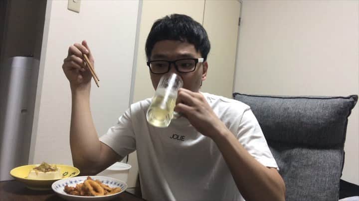 岡下雅典のインスタグラム：「大好きなハイボールとイカリングで晩酌💕 ……のはずがイカリングを喉に詰まらせてしまい死にかけました😭💦 本当に死にかけた…走馬灯を初めて見ました🥺 楽しかったこと、辛かったこと、懐かしいことをいっぱい思い出しました💋  #走馬灯」