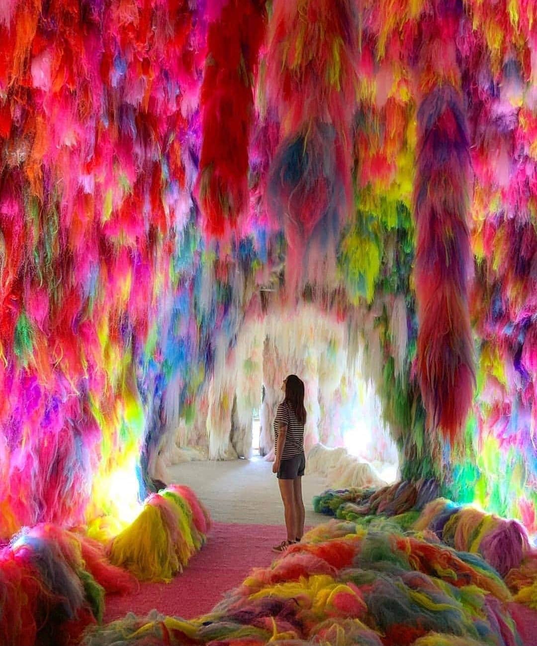 のインスタグラム：「During the Biennale of Venice, in addition to the main venues of the Arsenale and the Gardens, many palaces and exhibition spaces host collateral exhibitions and national participations!  Among these, on the island of Giudecca, the Punch space represents the pavilion of the #Island, with the "Chromo Sapiens" exhibition: colored synthetic hair and soundtrack metal from the northern island together create a totally surprising experience!  # Biennalearte2019 #MayYouLiveInInterestingTimes  Photo by @nadinediaries at @igersvenezia  #igersVenezia #weareigersit #instagramersitalia  #igers」