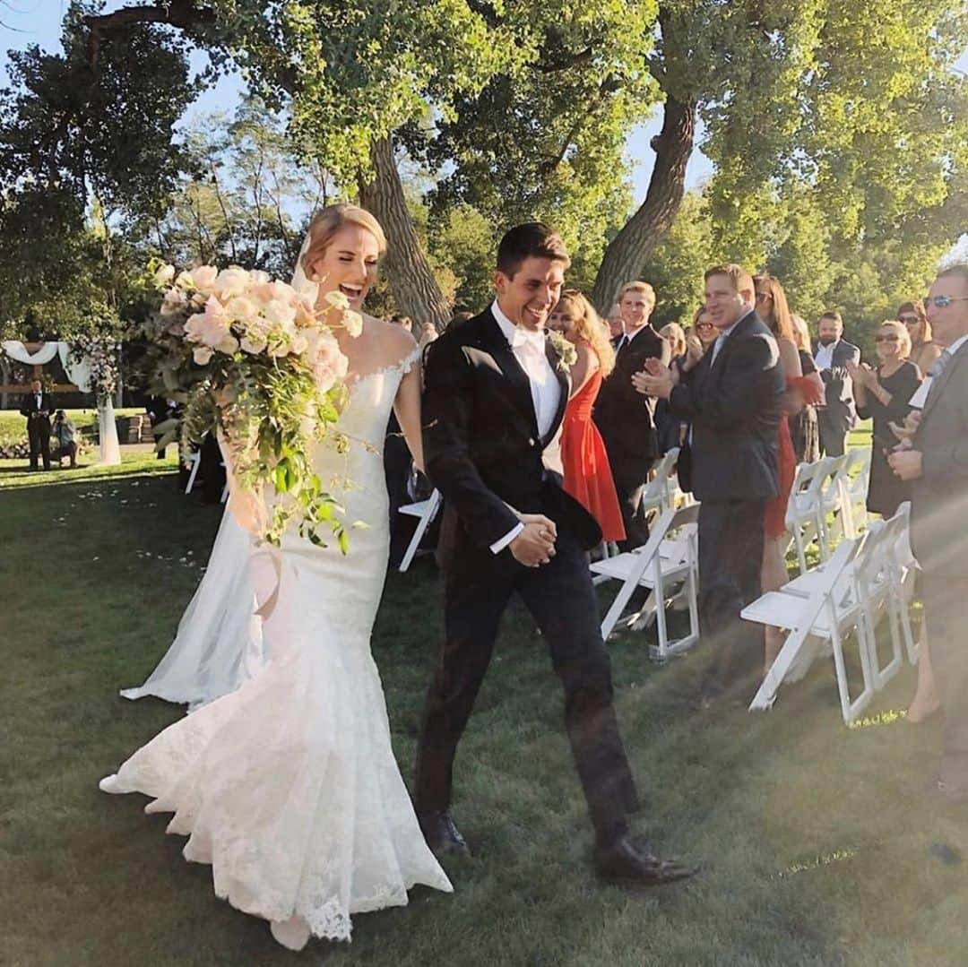 エリザベス・バイゼルさんのインスタグラム写真 - (エリザベス・バイゼルInstagram)「Introducing Mr.&Mrs. Johnson! Words cannot truly convey how happy we all are for you both. Here’s to a lifetime of smiles and laughter!!」9月17日 0時52分 - ebeisel34