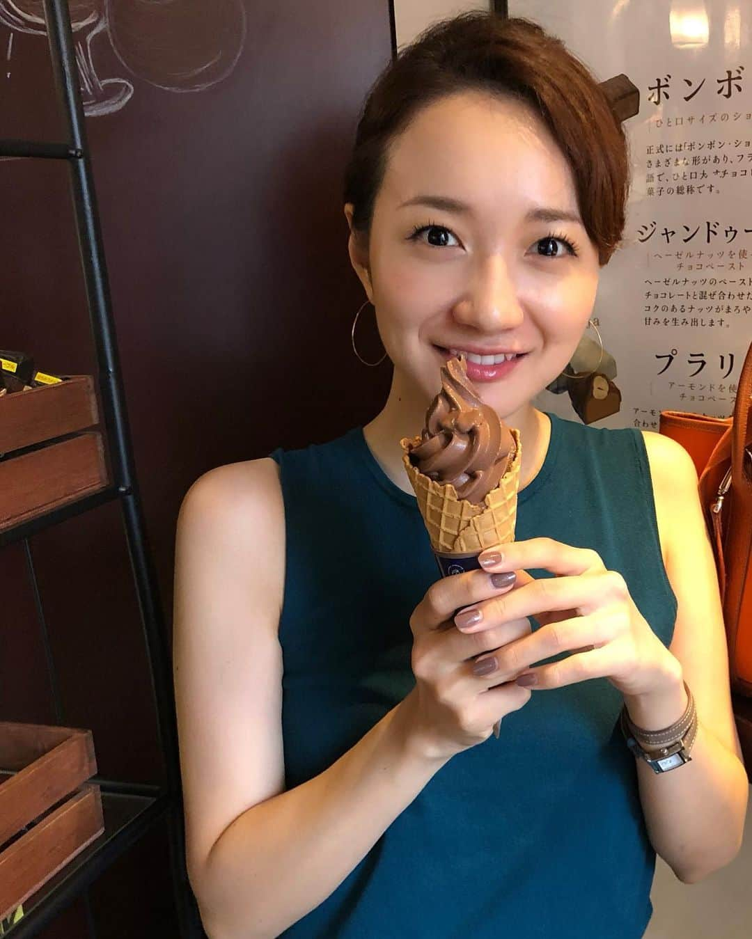 松原江里佳さんのインスタグラム写真 - (松原江里佳Instagram)「❤︎ ❤︎ 日本テレビ「news every.」 今日の18時15分〜特集コーナーに出演します♡今回は…食べてない⁉︎かも！ ❤︎ ❤︎ 🍦 こちらの写真は…恵比寿で発見！ ベルギー王室御用達のチョコレート屋さん🍫 迷わず潜入💕 濃厚ふわとろチョコソフトクリームをいただきました🇧🇪 ネイル、腕時計の色と一緒ww ❤︎ #レオニダス #チョコレート  #ベルギー #leonidas #chocolate #ソフトクリーム  #news #newsevery #リポーター  #スターダスト  #フリーアナウンサー  #でこ #ノースリーブ」9月17日 0時53分 - erika_matsubara