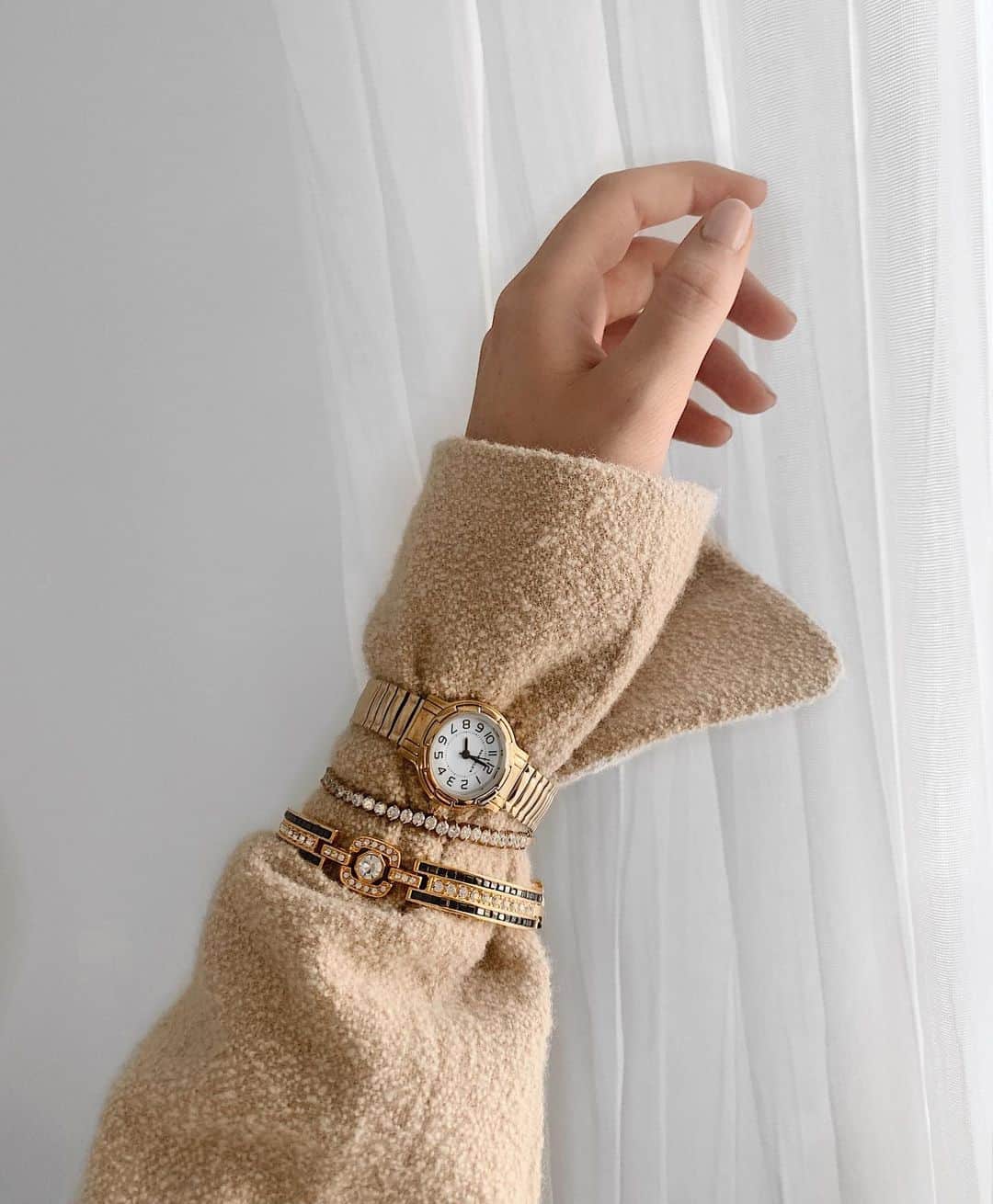 Kelsey Simoneのインスタグラム：「Fun fall layering details ✨ ( Watch & Bracelet are vintage! )」
