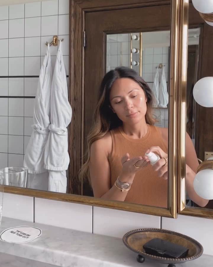 Marianna Hewittのインスタグラム：「morning skincare routine 🍊 • cleanser • 1-2 pumps of @summerfridays #ccmeserum • moisturizer • SPF ✨ CC Me is a brightening serum that helps with hyperpigmentation and dark spots. It also gives you an extra glow + protects skin against free radicals and is vegan + cruelty free ✨ available now @sephora + summerfridays.com」