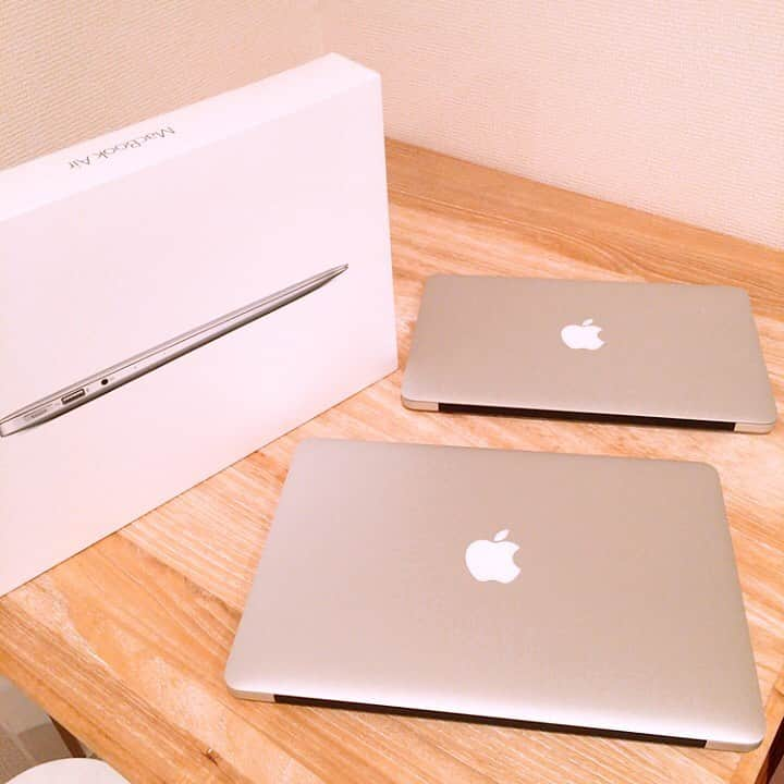 長谷川麻衣さんのインスタグラム写真 - (長谷川麻衣Instagram)「MacBookAir壊れてたので、 増税前に買い替えしたよ〜💻 本当は2019モデルのゴールドが欲しかったけど、今なら1万円引きという安さとiPhoneとiPadのバックアップにしか使わないって店員さんに伝えたらこれで充分ですって言われたので2017モデルにした😇  ThinkPadかyogaとも迷ったけど仕事以外はApple派🍎  ただMacだと外付けハードディスクの使い方が分からない。。💦 勉強します🙂🖥 #macbookair  #Apple #notepc  #iPhone #iPad #thinkpad  #yoga #上は故障したやつ #officeも入れた」9月17日 0時55分 - hasegawa_maimai