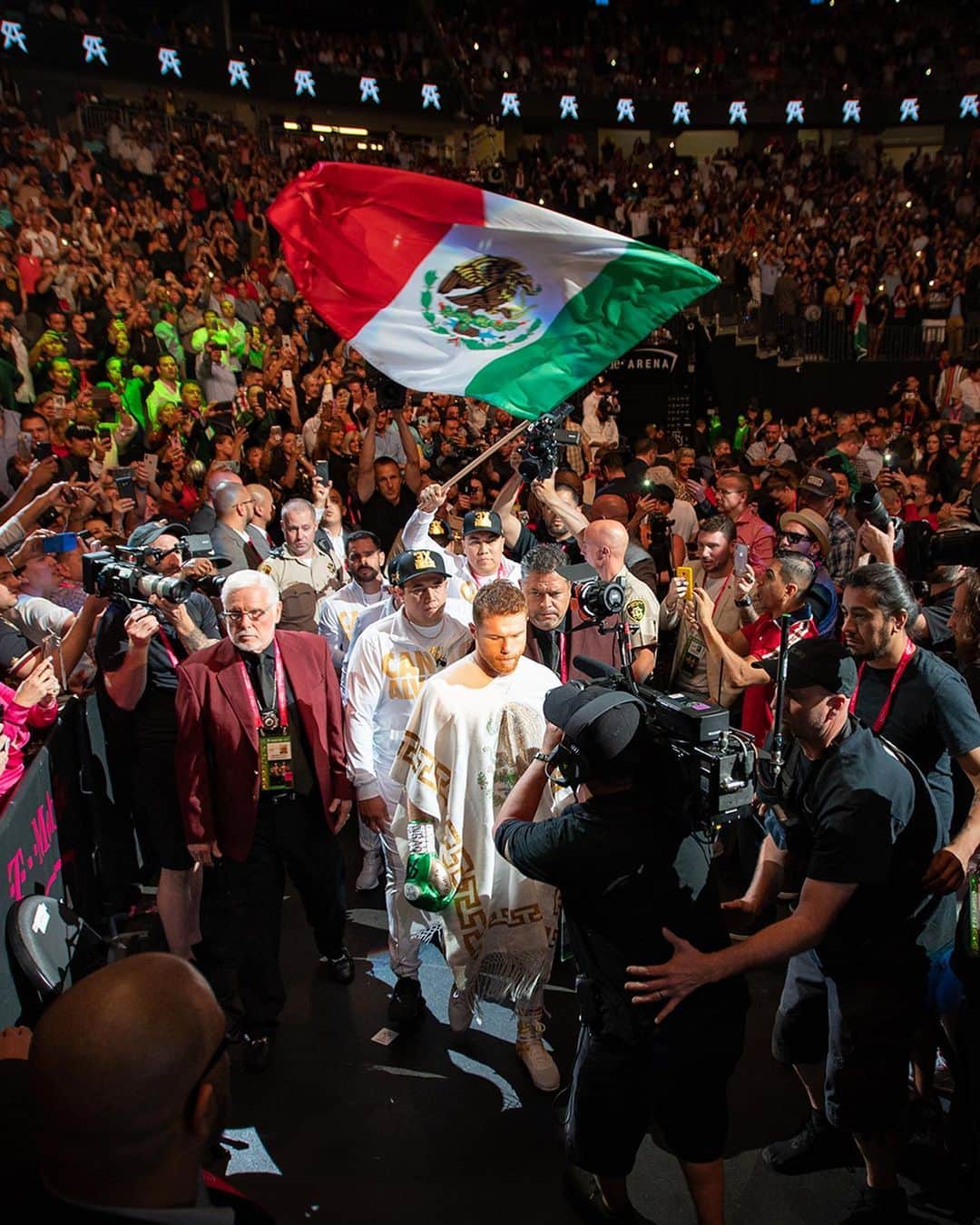 サウル・アルバレスさんのインスタグラム写真 - (サウル・アルバレスInstagram)「Orgulloso de ser mexicano y representar estos colores ¡Viva México! 🇲🇽🇲🇽🇲🇽」9月17日 0時56分 - canelo