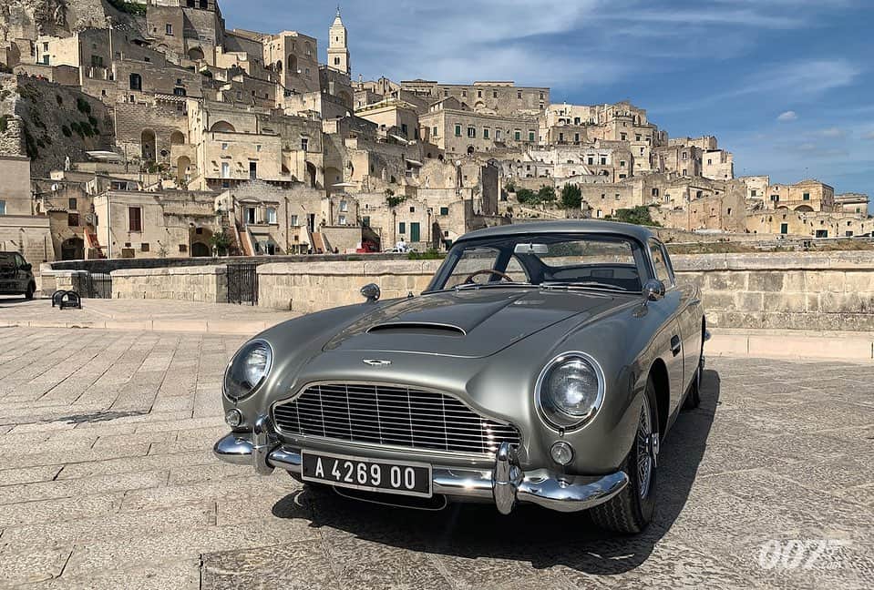 James Bond 007さんのインスタグラム写真 - (James Bond 007Instagram)「The #DB5 is ready for its close up. Filming on #NoTimeToDie continues in Matera, Italy with 007’s iconic #AstonMartin #Bond25」9月17日 1時01分 - 007