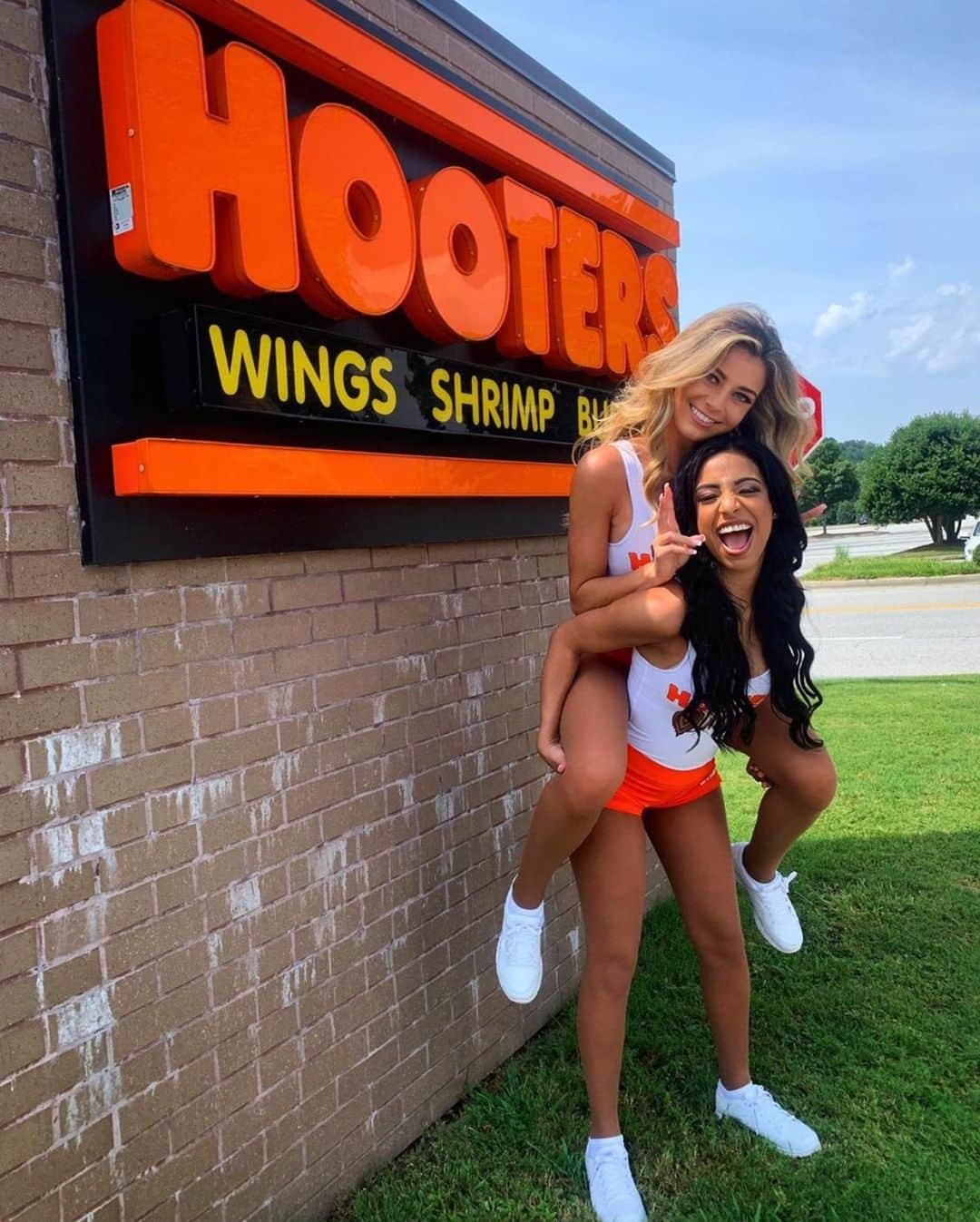 Hootersさんのインスタグラム写真 - (HootersInstagram)「Making Mondays a breeze since 1983. ✌️」9月17日 1時03分 - hooters