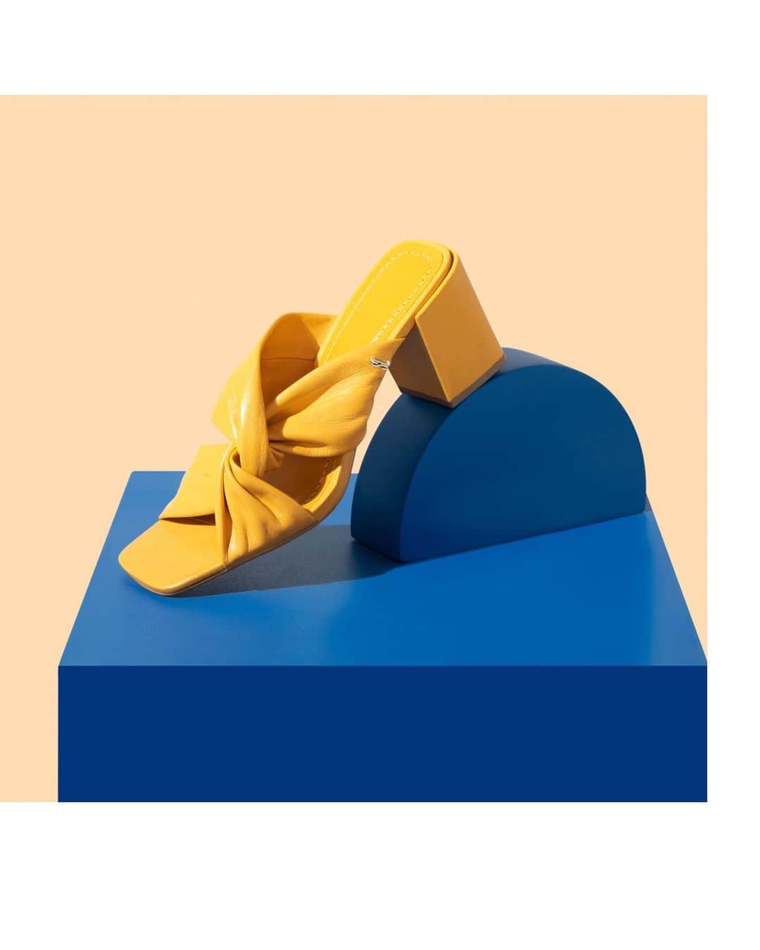 Santa Lollaさんのインスタグラム写真 - (Santa LollaInstagram)「Sempre bom começar a semana com cores vibrantes, né? 💛 [ 035D.2437.0002.024F | R$199,90 ] #santalollaverao20 #yellowshoes #mule」9月17日 1時03分 - santa_lolla