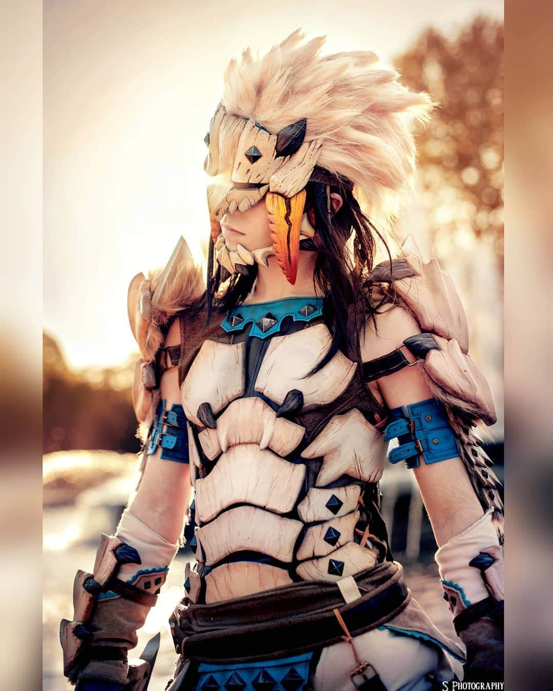 Geheさんのインスタグラム写真 - (GeheInstagram)「Here's a more detailed shot if my Barioth armor from @MonsterHunterGame taken by @s.photography_b ! The cosplay took some damage doing my performance at LyonExpo but I'm happy I fixed it on time for DoKomi! Hope to wear it again this winter and take some photos in the snow too ヽ( ゜∇ ゜)ノ  #MonsterHunterCosplay #BariothCosplay #Barioth #MonsterHunter #cosplay」9月17日 1時10分 - geheichou