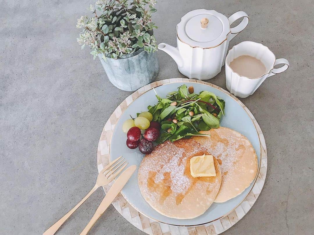 白井ゆかりさんのインスタグラム写真 - (白井ゆかりInstagram)「やっぱり昔ながらのホットケーキも好き𓂃🥞﻿ ﻿ mix粉は使わず、﻿ シンプルに生クリームの香りがする生地𓃗﻿ ﻿ バターとメープルシロップだけで食べたい🍽﻿ ﻿ ﻿ ﻿  ムーちゃんの朝ごはん用に冷凍ストックも𓂅﻿ ﻿ #yukari_sweetkitchen﻿ #タカナシ47 #特宝笠 #エシレバター #francfranc #フランフラン #食器好き #breakfast #朝食 #ホットケーキ #パンケーキ #パンケーキ部 #デリスタグラマー #インスタグラマー #インフルエンサー #ていねいなくらし #朝ごはんプレート #朝ごはんの記録 #朝美人 #朝時間」9月17日 1時21分 - yukarealestate