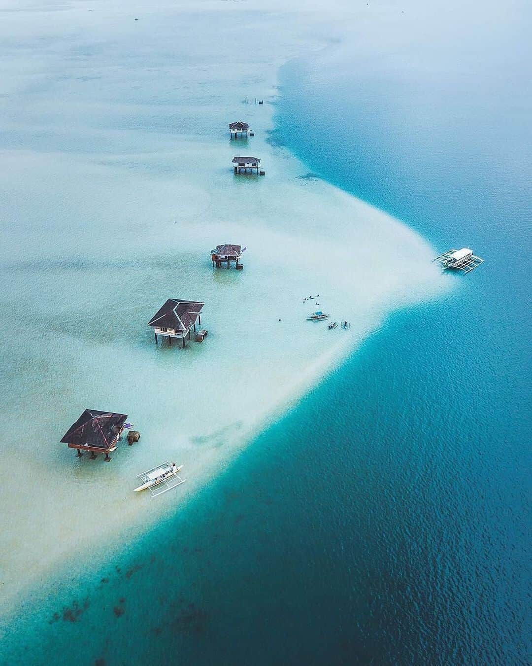 オールバーブラウンさんのインスタグラム写真 - (オールバーブラウンInstagram)「Where are you spending your week? We know where we'd love to be...You can reach this sand dune from the Philippines’ capital Manila or by taking a 20-minute boat ride from the shores of Negros Island. You might be lucky enough to spot a whale or dolphin en route... 🛫🐬 📷 @NatLuperte  #FeelSummer #OrlebarBrown #obsaroundtheworld」9月17日 1時27分 - orlebarbrown