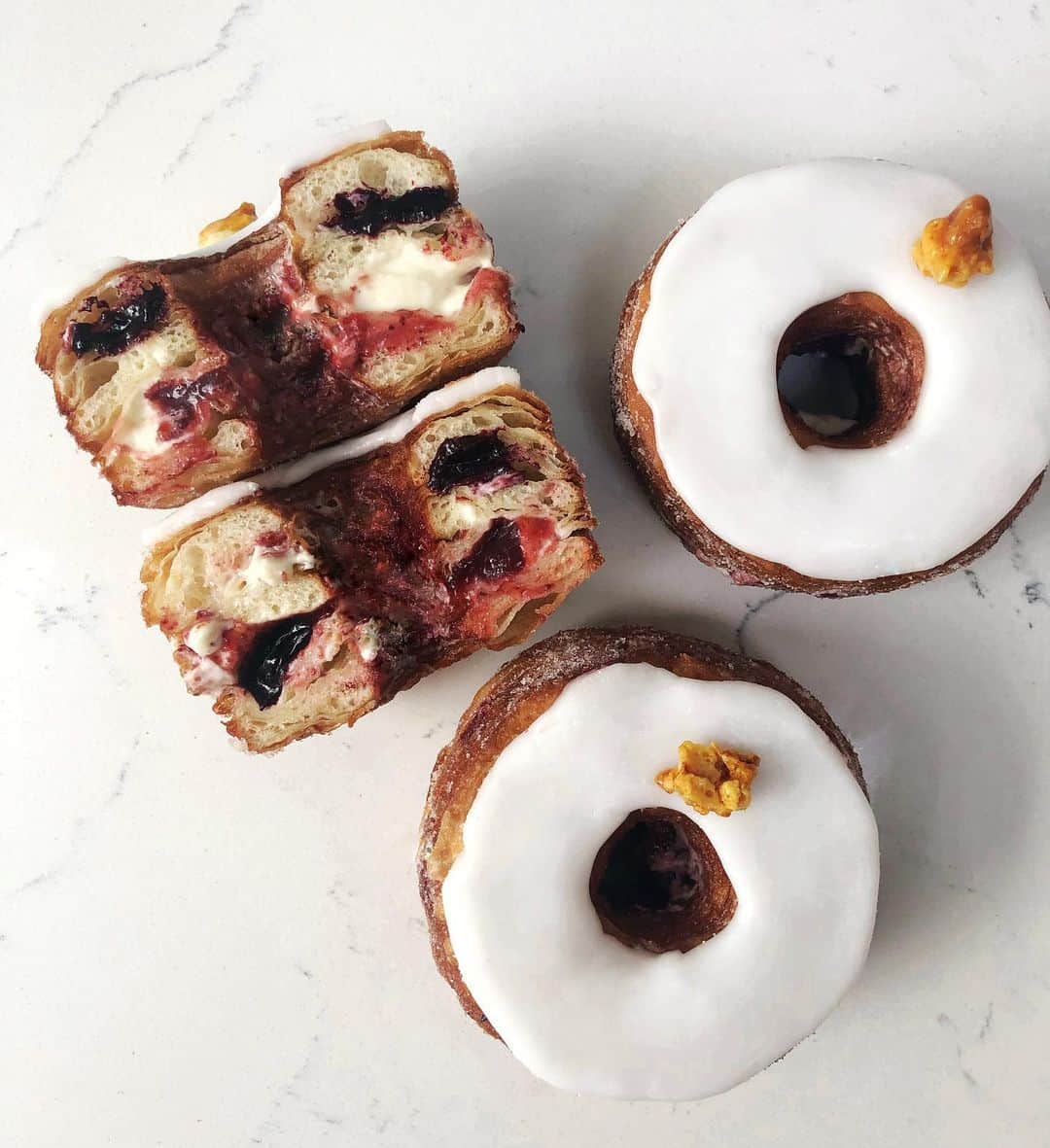 DOMINIQUE ANSEL BAKERYさんのインスタグラム写真 - (DOMINIQUE ANSEL BAKERYInstagram)「Getting ready for autumn and our October Cronut for NYC: Honey Rosemary & Fig, filled with creamy honey ganache with a hint of rosemary and homemade fig jam. Cozy fall flavors as the weather starts to get cooler here in Soho. Starts October 1st, but preorders are up at NYC.CronutPreorder.com.」9月17日 1時32分 - dominiqueansel