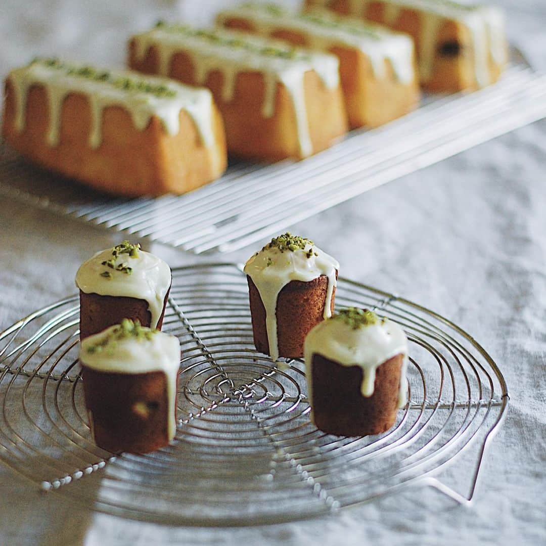 miyoのインスタグラム：「・ Cake with white chocolate and dry figs soaked in Earl Gray tea. ・ Tomorrow is Tony's wife's birthday. I baked a lot of that cake for her. I hope she likes it. ・  久々に焼いたけど、やっぱりこのケーキすきだわー。  コアントローがないので、ウィスキーを少しぬりました🥃」