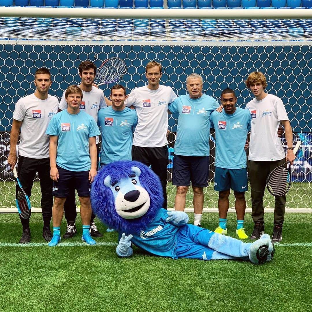カレン・ハチャノフのインスタグラム：「Thanks @zenit_spb and @formula_tx for a chance to visit their stadium and meet soccer players!!🔝⚽️🎾 // Спасибо @zenit_spb и @formula_tx за возможность посетить стадион и познакомиться с игроками!!🔝⚽️🎾 #Zenit #SaintPetersburg」