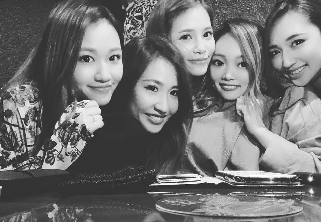 及川真珠のインスタグラム：「❤️❤️❤️ . 大人になっても こうして集まれるって ほんと幸せ☺️ . いつもありがとう🥰 . #おばあちゃんになっても集まりたい #お茶で乾杯しよう #かなこの写真よすぎて#白黒ぱくり#次は12月」