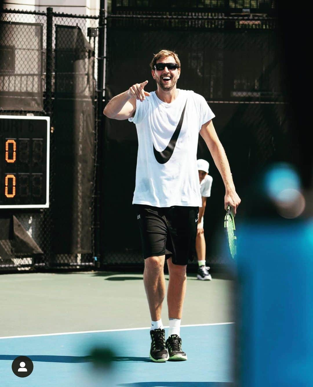 ボリス・コジョーさんのインスタグラム写真 - (ボリス・コジョーInstagram)「#MondayMorning shout out to two phenomenal people who just organized another successful event with their 🏀❤️🇩🇪🇸🇪@thednfoundation to support disadvantaged families affected by poverty, homeless and incarceration. Thank you, Jessica and Dirk Nowitzki, for helping #FamilyGateway, #GirlsEmbracingMothers, and #HeartHouse help so many families find their footing through supportive housing, safety, counseling, and access to education. It was amazing to see so many people come out and participate in a fun day 🎾with true purpose. Thank you also to @thejouledallas for hosting my family and Helvius for going out of his way every day to make us feel welcome. 🙏🏾」9月17日 1時40分 - boriskodjoe