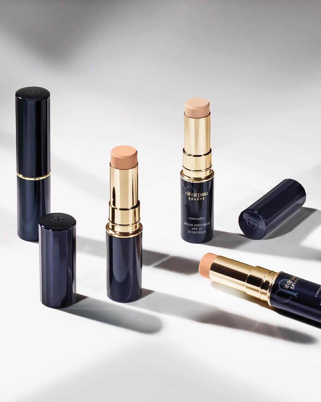 Clé de Peau Beauté Officialさんのインスタグラム写真 - (Clé de Peau Beauté OfficialInstagram)「Use the #Concealer to prime lips and eyes to keep #lipstick and #eyeshadow looking fresh and vibrant throughout the day. Photo by: @nicholas_rutledge.」9月17日 1時41分 - cledepeaubeaute