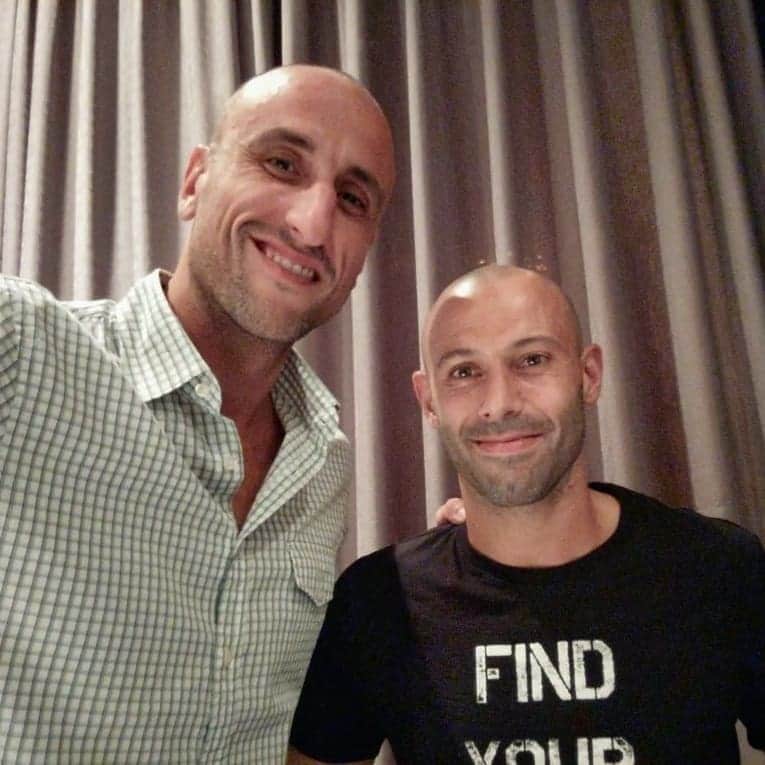 マヌ・ジノビリのインスタグラム：「Metimos cena en Beijing con el gran @mascherano14! Lujazo!」