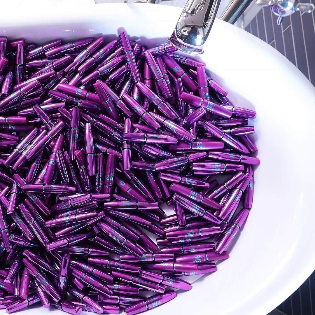Maybelline New Yorkさんのインスタグラム写真 - (Maybelline New YorkInstagram)「What dreams are made of, a bathtub full of #falsiesmascara! 😍 Drop only purple emojis if you can’t live without it! 💜💟🔮」9月17日 1時47分 - maybelline
