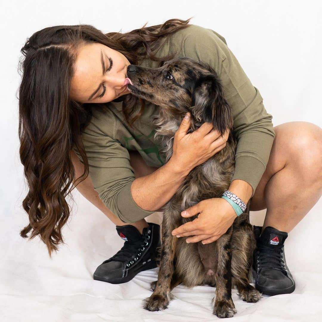 Camille Leblanc-Bazinetさんのインスタグラム写真 - (Camille Leblanc-BazinetInstagram)「Sweatshirt season & doggy kisses 💋 “  Link in bio to get your @feroce_clothing_ military shirt 🙌🏽💚⭐️」9月17日 2時01分 - camillelbaz