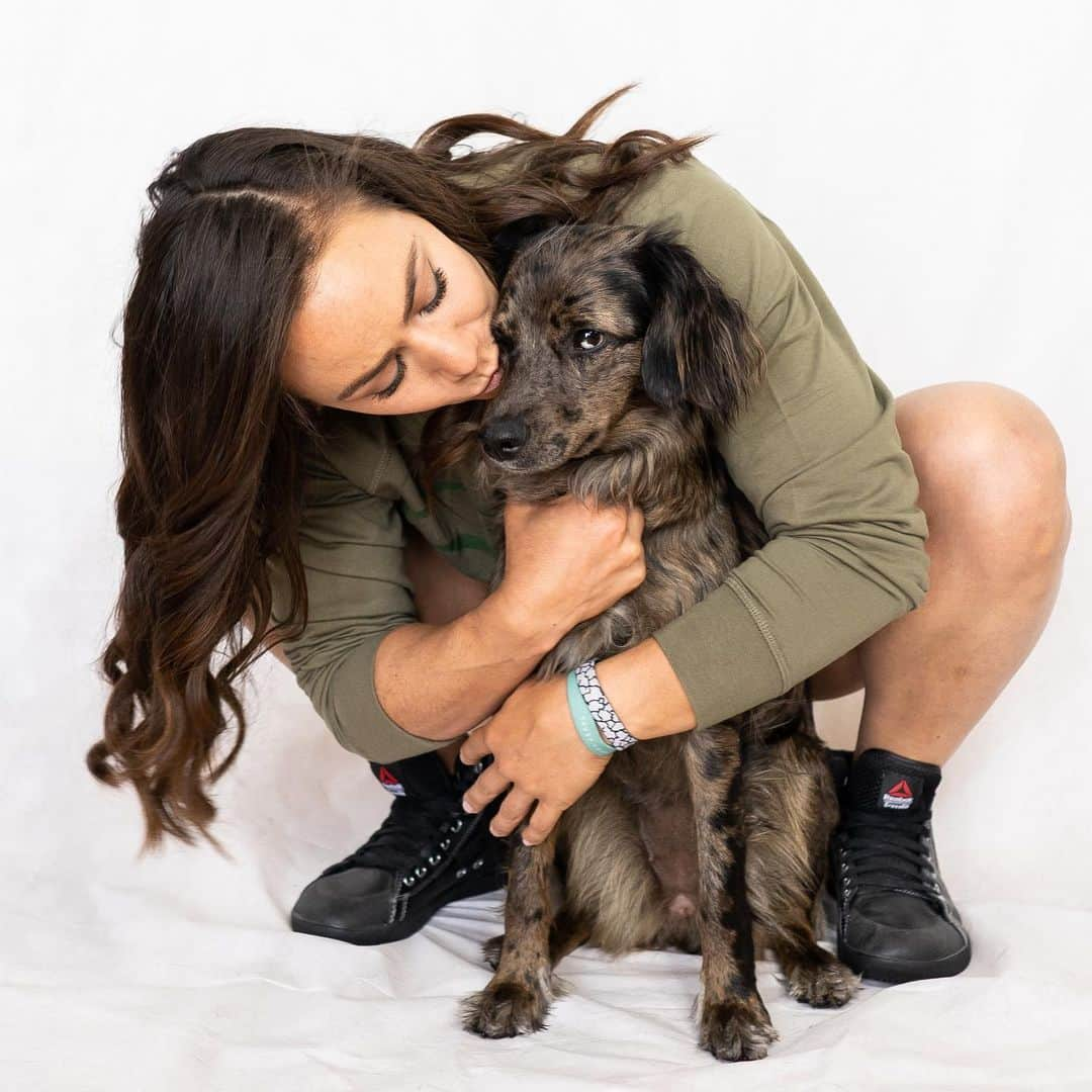 Camille Leblanc-Bazinetさんのインスタグラム写真 - (Camille Leblanc-BazinetInstagram)「Sweatshirt season & doggy kisses 💋 “  Link in bio to get your @feroce_clothing_ military shirt 🙌🏽💚⭐️」9月17日 2時01分 - camillelbaz