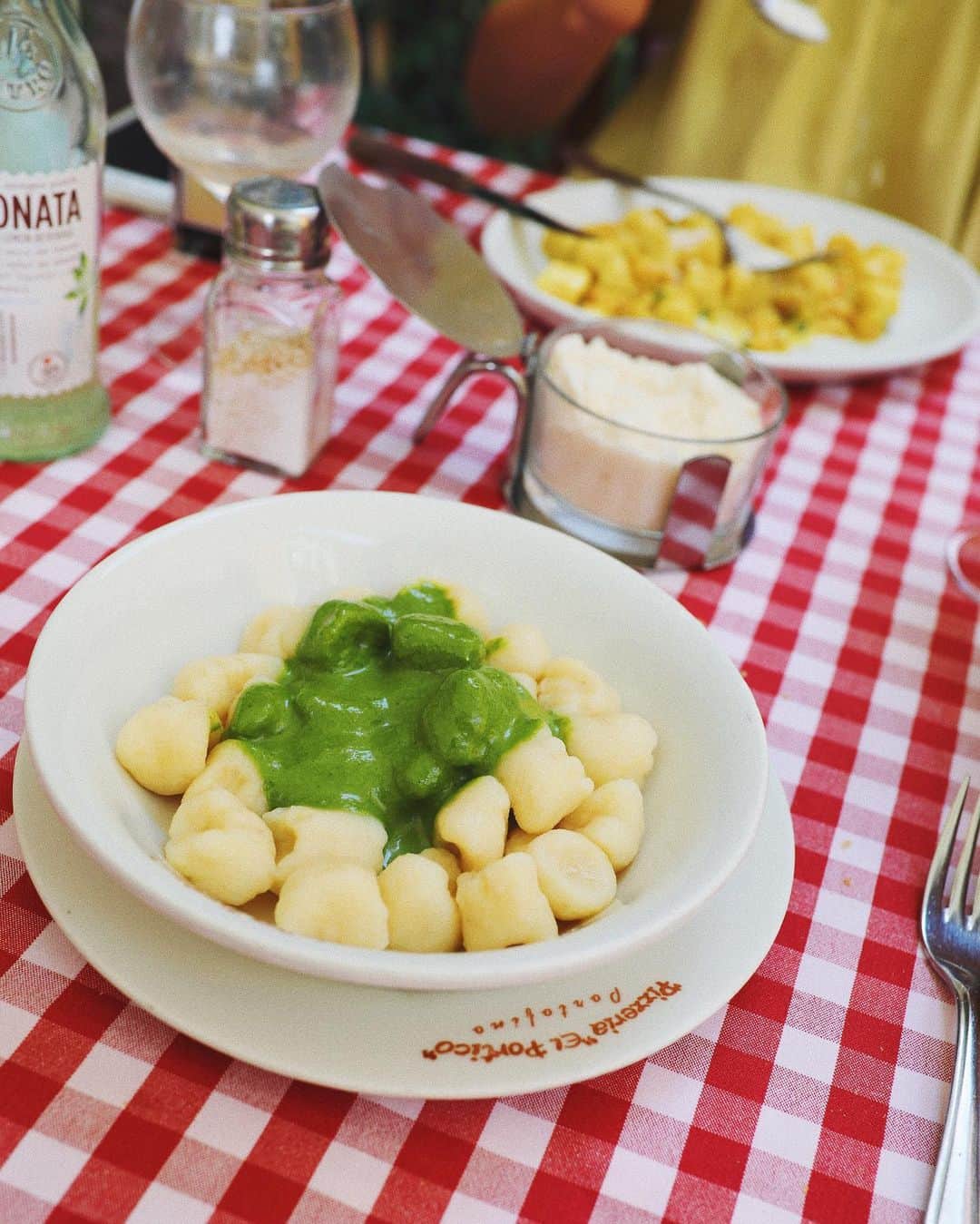 Estée Lalondeさんのインスタグラム写真 - (Estée LalondeInstagram)「I’m sure there’s a gnocchi joke in me somewhere but I’m too hungry looking at this photo to think of one. Help a girl out 👇 also what are you having for dinner? I’m genuinely curious now 🤔 -  Edit: Knock, knock, gnocchi on heavens door WINS」9月17日 1時55分 - esteelalonde