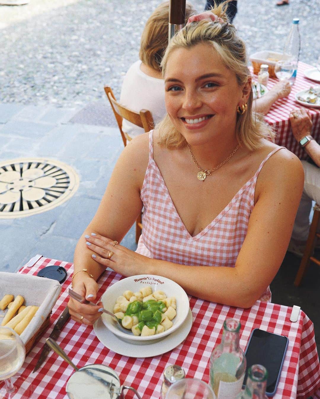Estée Lalondeのインスタグラム：「I’m sure there’s a gnocchi joke in me somewhere but I’m too hungry looking at this photo to think of one. Help a girl out 👇 also what are you having for dinner? I’m genuinely curious now 🤔 -  Edit: Knock, knock, gnocchi on heavens door WINS」