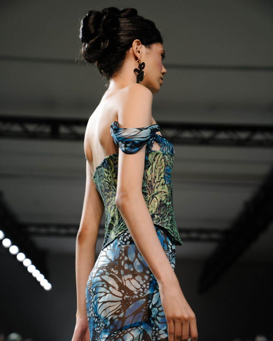 Fashion Weekのインスタグラム：「Draping details on the @kimshuistudio September 2019 @NYFW runway 🦋Photo by @johannasiring.」