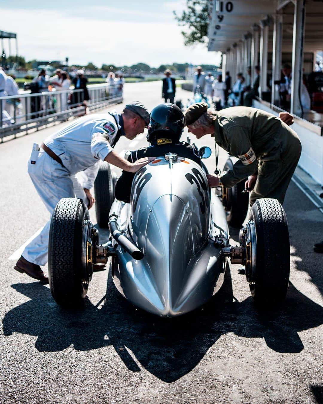 マセラティさんのインスタグラム写真 - (マセラティInstagram)「A weekend to praise our racing history. During the #GoodwoodRevival, a range of #Maserati icons entertained the crowds with their impressive performance and timeless Italian design. Enjoy the best moments with us.」9月17日 1時58分 - maserati