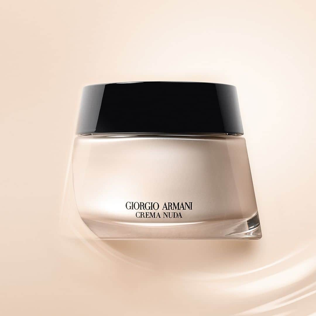 Armani Beautyさんのインスタグラム写真 - (Armani BeautyInstagram)「Skincare that corrects and glows. Tinted moisturizer CREMA NUDA lends skin the rejuvenating properties of the miraculous self-healing Reviscentalis plant.  #ArmaniBeauty #CremaNuda #makeup」9月17日 1時59分 - armanibeauty