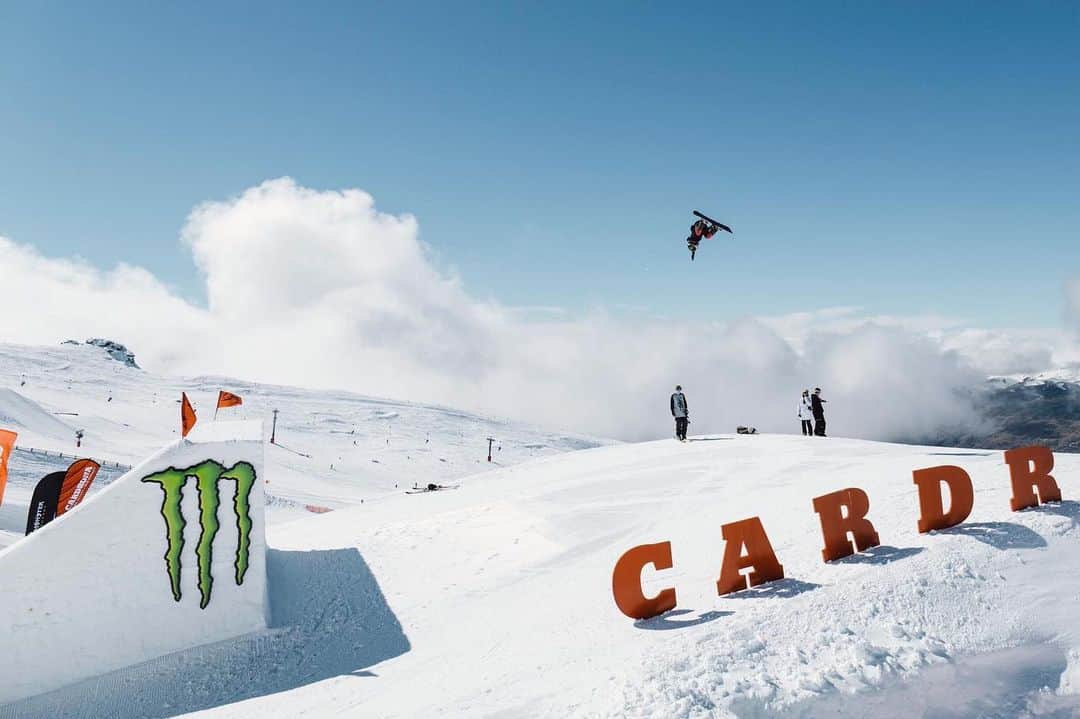 ジェイミー・アンダーソンのインスタグラム：「High in the sky 🙌 📸 @bishopjosh #jwi @monsterenergy @cardronaparksnz」