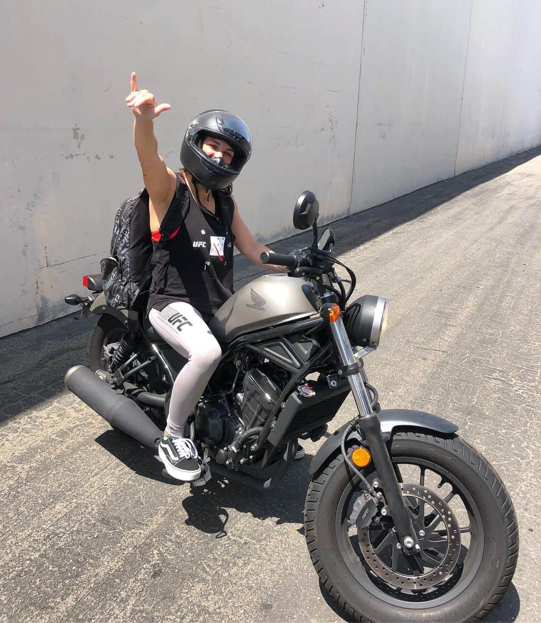マッケンジー・ダーンのインスタグラム：「Mondays 🙏🏼🤙🏼」