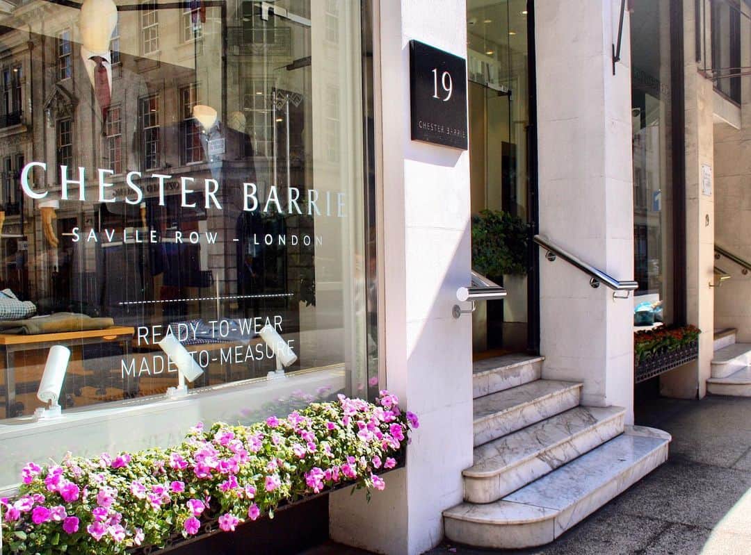チェスターバリーのインスタグラム：「Our flagship store has been looking glorious in the September sunshine. With the weather predicted to have another summery resurgence this week, there’s never been a better time to soak up Savile Row and visit our store, where you’ll discover a variety of luxury tailoring, knitwear and accessories. . . . #ChesterBarrie #SavileRow #CBstyle #Number19 #London #Store #LookBook #TailoredToFit #Tailoring #Menswear #MensFashion #Accessories #Flagship #Heritage #Luxury #BritishFashion #Britain #LondonFashion #MenWithClass #GentlemenStyle #MenWithStyle #FashionForMen #Suits #MensStyle」