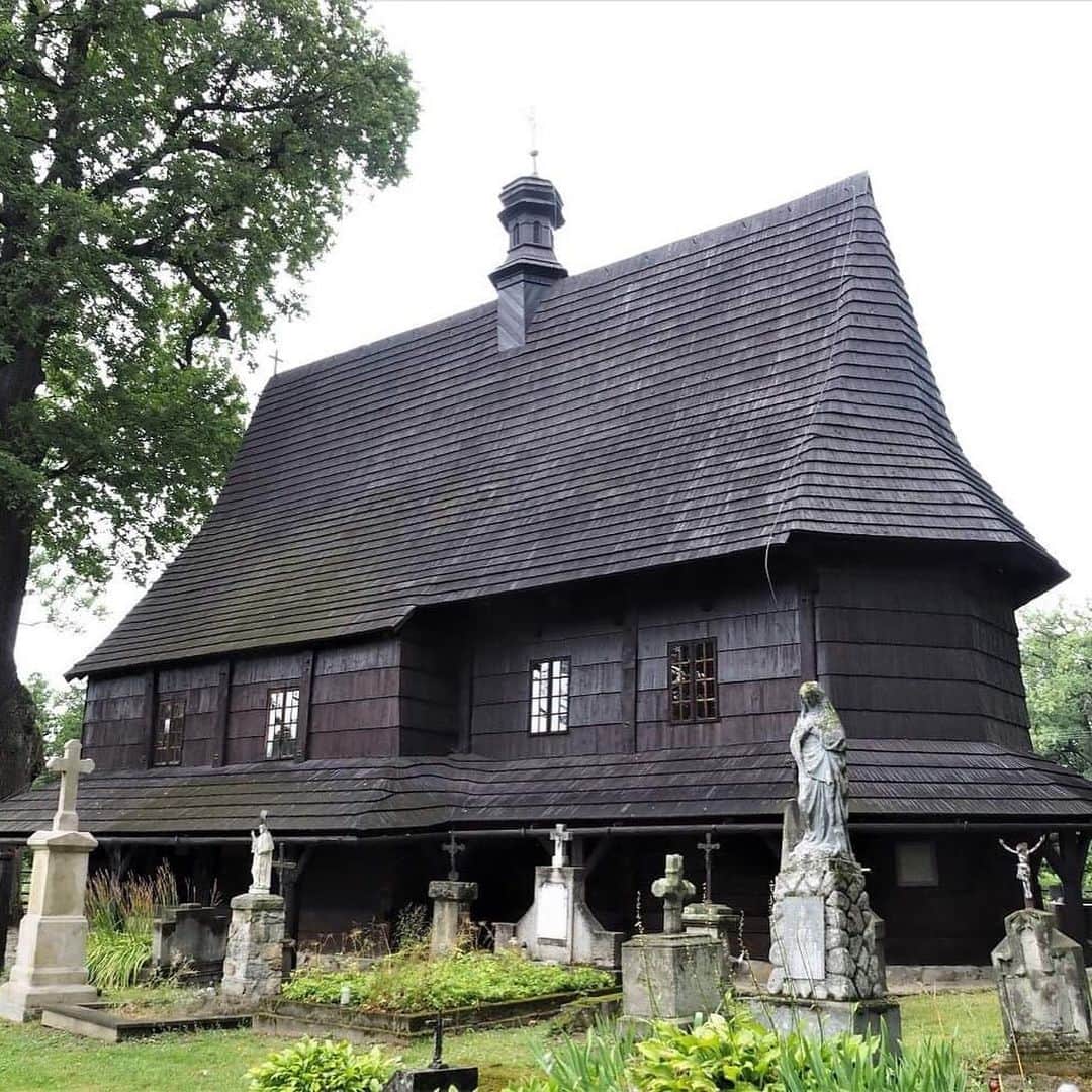 INSIDE FUJINGAHOさんのインスタグラム写真 - (INSIDE FUJINGAHOInstagram)「ポーランド滞在5日目、午後に回った世界遺産は、クラクフ南東部の山岳地帯に位置する「南部マウォポルスカの木造教会群」のひとつ、リプニツァ・ムロヴァナ村の聖レオナルド教会です。この村は現在わずか約600人という小さな村ですが、かつてはスラブ聖地のひとつであり巡礼者が多く訪れました。またこの地はハンガリーとクラクフを結ぶ交通の要所であったため、行き来する商人たちの通行税で村は潤っていたそうです。聖レオナルド教会は木造ゴシック教会としてはかなり古く、1141年に建て始められ15世紀から18世紀にかけて増築されたとか。森の中にひっそりと佇むその様子は聖地そのものです。内部の壁には最後の審判、最後の晩餐、神の苦悩、十戒、草花模様などが描かれており、鉱物や草木を使って描かれた壁画は素朴で味わい深いものでした。 #ポーランド政府観光局 #visitpoland #malopolska #聖レオナルド教会 #世界遺産 #リプニツァムロヴァナ村 #ポーランド旅行　 #ポーランド見聞録 #ポーランド航空 #LOT  #LO #polishairlines #婦人画報  #fujingahojp」9月17日 2時11分 - fujingahojp