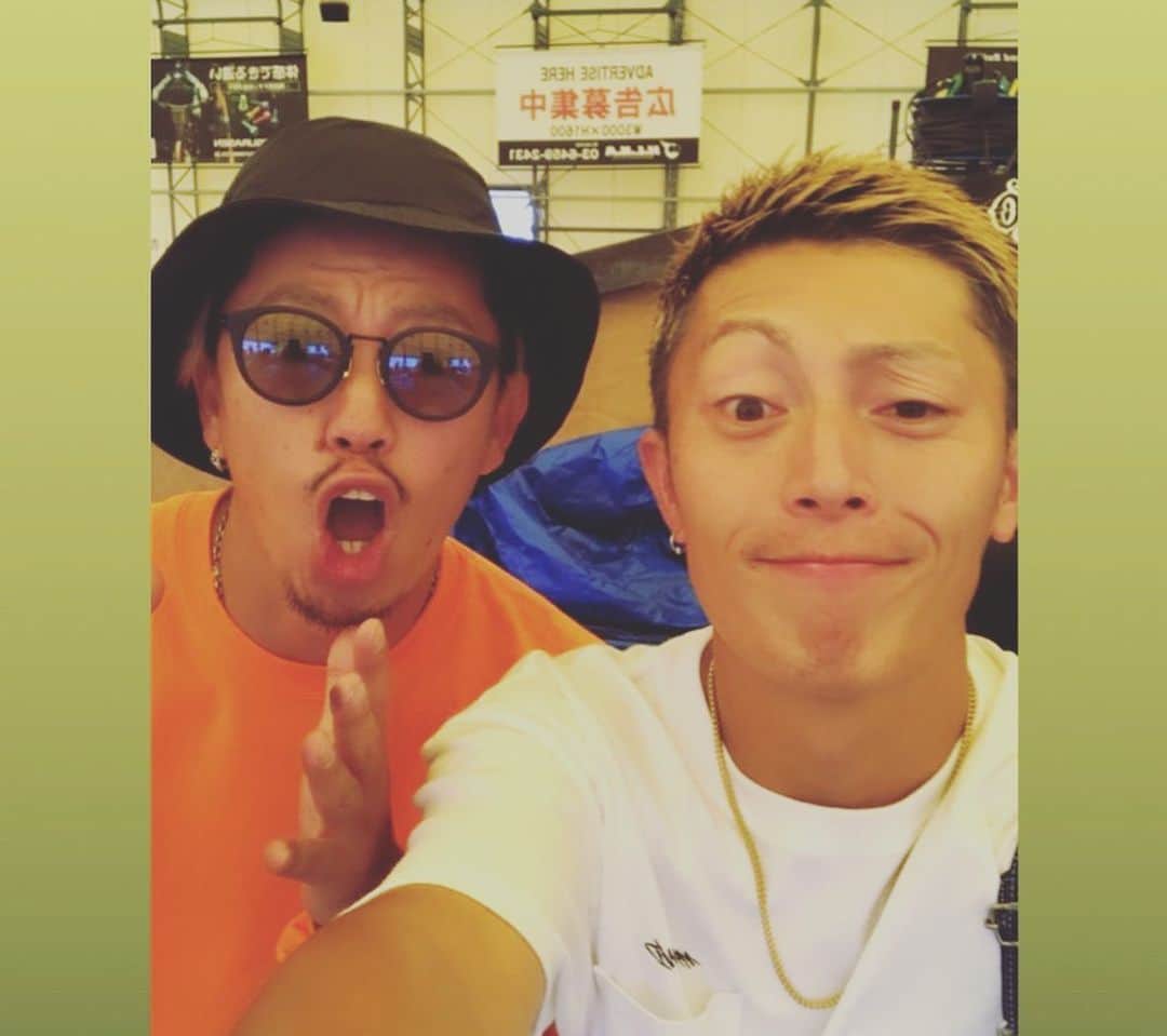 伊藤千秋さんのインスタグラム写真 - (伊藤千秋Instagram)「GOLDSTYLE&BLADINGCUP 2019無事に終わりました👏 昨年の開催はお休みだった為2年振りのGOLD STYLEとなりましたがお陰様で9回目を迎える事ができました！！！ そして来年はトエンティートエンティー(2020)はなんと！ 来年は10アニバーサルを迎えます😂 2020年GOLD STYLEは最高の祭りに仕上げて行ければと思います！  そして今回は久しぶりと言う事もあったけど、アメリカからジョンフリオ(USAレジェンドライダー)も来日したりでお祭りの櫓も大きくなり最高にエンジョイできたかと思います！ 色々なコンテストが有り様々なスタイルがあるかと思いますが今回のGOLD STYLEでは他のイベントに被らせない(G.Sならでは)のような内容を考えたく例年のスタイルから一気にスポーツと言うイメージだけでなく、より趣味としての楽しさ、ファッションとしてかっこつけれる環境、始めたてのライダー含め1人でも多くの方が参加できる内容などなど色んな事を考えてみました。 ただGOLDSTYLEは毎年皆様の協力を持ってスケーター同士が楽しめるスケーターのお祭り！そしてスケーターが作る！ GOLD STYLEが重きに考えてる主旨なんだと思います。 大会じゃないと言えば来る理由が減っちゃいそうやけどインラインカルチャーが上がっても下がっても1年に一回ふらふらと集まれる祭りを続けて行ければと思います！ 町内会のお祭りを想像して下さい！沢山の方々からお祝い頂いております。 きっかけは作ります♫ 中身は皆んなで続けて行ければと思います！ 是非来年もご参加下さい♫  皆様本当に有難う御座いました！！！！！ @jonjulio @bladingcup  @senaramp @soulvisionworks @deeport.inst @soichirokanashima @clapsstore_official @jasonreyna  #協賛 #クラップス  #セナランプ #ソールビジョン #ブレーディングカップ #ディーポート #BRPJAPAN #司#コロコロ#KOBAKEN #深澤さん#いっせい君 #平野さん#杉山さん#どうパパ #小島氏#江夏ボスタケシ」9月17日 2時14分 - chiakiito