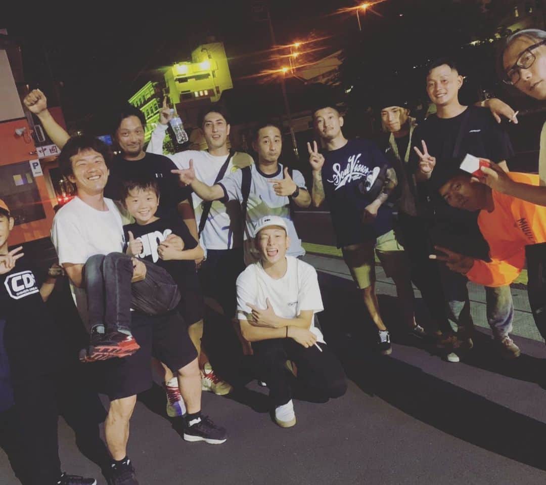 伊藤千秋さんのインスタグラム写真 - (伊藤千秋Instagram)「GOLDSTYLE&BLADINGCUP 2019無事に終わりました👏 昨年の開催はお休みだった為2年振りのGOLD STYLEとなりましたがお陰様で9回目を迎える事ができました！！！ そして来年はトエンティートエンティー(2020)はなんと！ 来年は10アニバーサルを迎えます😂 2020年GOLD STYLEは最高の祭りに仕上げて行ければと思います！  そして今回は久しぶりと言う事もあったけど、アメリカからジョンフリオ(USAレジェンドライダー)も来日したりでお祭りの櫓も大きくなり最高にエンジョイできたかと思います！ 色々なコンテストが有り様々なスタイルがあるかと思いますが今回のGOLD STYLEでは他のイベントに被らせない(G.Sならでは)のような内容を考えたく例年のスタイルから一気にスポーツと言うイメージだけでなく、より趣味としての楽しさ、ファッションとしてかっこつけれる環境、始めたてのライダー含め1人でも多くの方が参加できる内容などなど色んな事を考えてみました。 ただGOLDSTYLEは毎年皆様の協力を持ってスケーター同士が楽しめるスケーターのお祭り！そしてスケーターが作る！ GOLD STYLEが重きに考えてる主旨なんだと思います。 大会じゃないと言えば来る理由が減っちゃいそうやけどインラインカルチャーが上がっても下がっても1年に一回ふらふらと集まれる祭りを続けて行ければと思います！ 町内会のお祭りを想像して下さい！沢山の方々からお祝い頂いております。 きっかけは作ります♫ 中身は皆んなで続けて行ければと思います！ 是非来年もご参加下さい♫  皆様本当に有難う御座いました！！！！！ @jonjulio @bladingcup  @senaramp @soulvisionworks @deeport.inst @soichirokanashima @clapsstore_official @jasonreyna  #協賛 #クラップス  #セナランプ #ソールビジョン #ブレーディングカップ #ディーポート #BRPJAPAN #司#コロコロ#KOBAKEN #深澤さん#いっせい君 #平野さん#杉山さん#どうパパ #小島氏#江夏ボスタケシ」9月17日 2時14分 - chiakiito