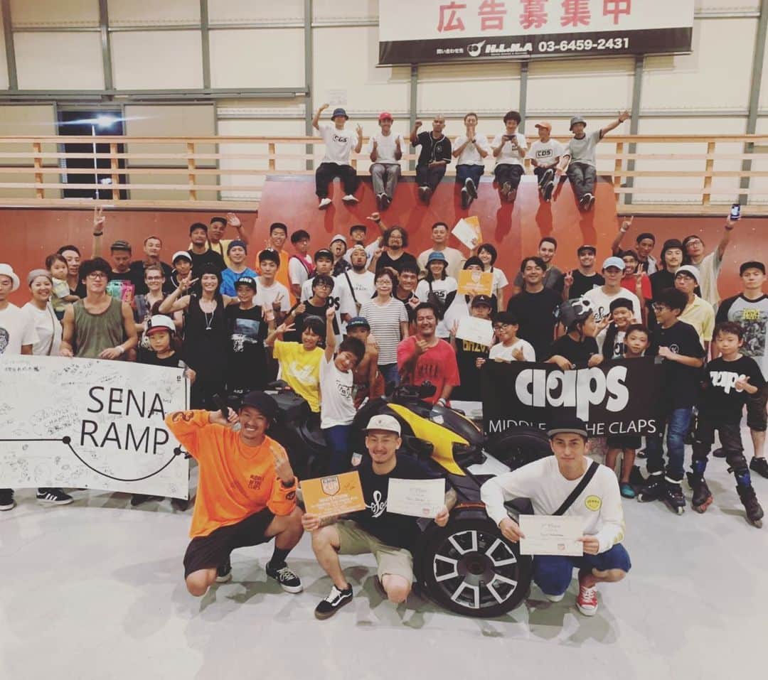 伊藤千秋さんのインスタグラム写真 - (伊藤千秋Instagram)「GOLDSTYLE&BLADINGCUP 2019無事に終わりました👏 昨年の開催はお休みだった為2年振りのGOLD STYLEとなりましたがお陰様で9回目を迎える事ができました！！！ そして来年はトエンティートエンティー(2020)はなんと！ 来年は10アニバーサルを迎えます😂 2020年GOLD STYLEは最高の祭りに仕上げて行ければと思います！  そして今回は久しぶりと言う事もあったけど、アメリカからジョンフリオ(USAレジェンドライダー)も来日したりでお祭りの櫓も大きくなり最高にエンジョイできたかと思います！ 色々なコンテストが有り様々なスタイルがあるかと思いますが今回のGOLD STYLEでは他のイベントに被らせない(G.Sならでは)のような内容を考えたく例年のスタイルから一気にスポーツと言うイメージだけでなく、より趣味としての楽しさ、ファッションとしてかっこつけれる環境、始めたてのライダー含め1人でも多くの方が参加できる内容などなど色んな事を考えてみました。 ただGOLDSTYLEは毎年皆様の協力を持ってスケーター同士が楽しめるスケーターのお祭り！そしてスケーターが作る！ GOLD STYLEが重きに考えてる主旨なんだと思います。 大会じゃないと言えば来る理由が減っちゃいそうやけどインラインカルチャーが上がっても下がっても1年に一回ふらふらと集まれる祭りを続けて行ければと思います！ 町内会のお祭りを想像して下さい！沢山の方々からお祝い頂いております。 きっかけは作ります♫ 中身は皆んなで続けて行ければと思います！ 是非来年もご参加下さい♫  皆様本当に有難う御座いました！！！！！ @jonjulio @bladingcup  @senaramp @soulvisionworks @deeport.inst @soichirokanashima @clapsstore_official @jasonreyna  #協賛 #クラップス  #セナランプ #ソールビジョン #ブレーディングカップ #ディーポート #BRPJAPAN #司#コロコロ#KOBAKEN #深澤さん#いっせい君 #平野さん#杉山さん#どうパパ #小島氏#江夏ボスタケシ」9月17日 2時14分 - chiakiito