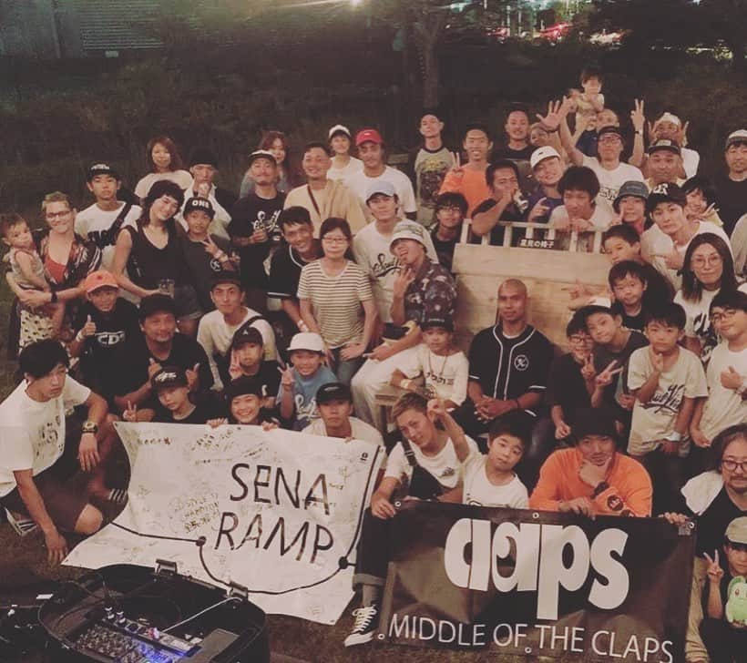 伊藤千秋さんのインスタグラム写真 - (伊藤千秋Instagram)「GOLDSTYLE&BLADINGCUP 2019無事に終わりました👏 昨年の開催はお休みだった為2年振りのGOLD STYLEとなりましたがお陰様で9回目を迎える事ができました！！！ そして来年はトエンティートエンティー(2020)はなんと！ 来年は10アニバーサルを迎えます😂 2020年GOLD STYLEは最高の祭りに仕上げて行ければと思います！  そして今回は久しぶりと言う事もあったけど、アメリカからジョンフリオ(USAレジェンドライダー)も来日したりでお祭りの櫓も大きくなり最高にエンジョイできたかと思います！ 色々なコンテストが有り様々なスタイルがあるかと思いますが今回のGOLD STYLEでは他のイベントに被らせない(G.Sならでは)のような内容を考えたく例年のスタイルから一気にスポーツと言うイメージだけでなく、より趣味としての楽しさ、ファッションとしてかっこつけれる環境、始めたてのライダー含め1人でも多くの方が参加できる内容などなど色んな事を考えてみました。 ただGOLDSTYLEは毎年皆様の協力を持ってスケーター同士が楽しめるスケーターのお祭り！そしてスケーターが作る！ GOLD STYLEが重きに考えてる主旨なんだと思います。 大会じゃないと言えば来る理由が減っちゃいそうやけどインラインカルチャーが上がっても下がっても1年に一回ふらふらと集まれる祭りを続けて行ければと思います！ 町内会のお祭りを想像して下さい！沢山の方々からお祝い頂いております。 きっかけは作ります♫ 中身は皆んなで続けて行ければと思います！ 是非来年もご参加下さい♫  皆様本当に有難う御座いました！！！！！ @jonjulio @bladingcup  @senaramp @soulvisionworks @deeport.inst @soichirokanashima @clapsstore_official @jasonreyna  #協賛 #クラップス  #セナランプ #ソールビジョン #ブレーディングカップ #ディーポート #BRPJAPAN #司#コロコロ#KOBAKEN #深澤さん#いっせい君 #平野さん#杉山さん#どうパパ #小島氏#江夏ボスタケシ」9月17日 2時14分 - chiakiito