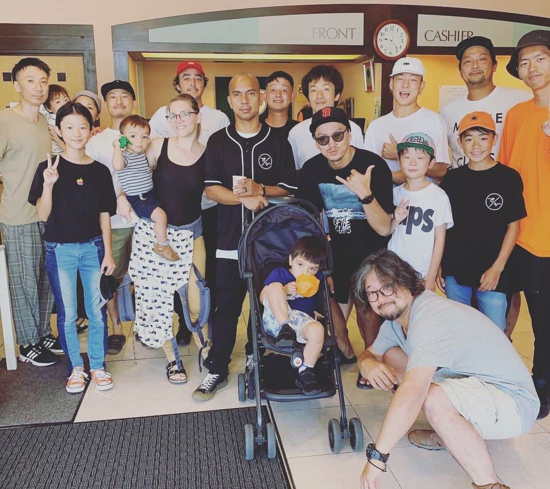 伊藤千秋さんのインスタグラム写真 - (伊藤千秋Instagram)「GOLDSTYLE&BLADINGCUP 2019無事に終わりました👏 昨年の開催はお休みだった為2年振りのGOLD STYLEとなりましたがお陰様で9回目を迎える事ができました！！！ そして来年はトエンティートエンティー(2020)はなんと！ 来年は10アニバーサルを迎えます😂 2020年GOLD STYLEは最高の祭りに仕上げて行ければと思います！  そして今回は久しぶりと言う事もあったけど、アメリカからジョンフリオ(USAレジェンドライダー)も来日したりでお祭りの櫓も大きくなり最高にエンジョイできたかと思います！ 色々なコンテストが有り様々なスタイルがあるかと思いますが今回のGOLD STYLEでは他のイベントに被らせない(G.Sならでは)のような内容を考えたく例年のスタイルから一気にスポーツと言うイメージだけでなく、より趣味としての楽しさ、ファッションとしてかっこつけれる環境、始めたてのライダー含め1人でも多くの方が参加できる内容などなど色んな事を考えてみました。 ただGOLDSTYLEは毎年皆様の協力を持ってスケーター同士が楽しめるスケーターのお祭り！そしてスケーターが作る！ GOLD STYLEが重きに考えてる主旨なんだと思います。 大会じゃないと言えば来る理由が減っちゃいそうやけどインラインカルチャーが上がっても下がっても1年に一回ふらふらと集まれる祭りを続けて行ければと思います！ 町内会のお祭りを想像して下さい！沢山の方々からお祝い頂いております。 きっかけは作ります♫ 中身は皆んなで続けて行ければと思います！ 是非来年もご参加下さい♫  皆様本当に有難う御座いました！！！！！ @jonjulio @bladingcup  @senaramp @soulvisionworks @deeport.inst @soichirokanashima @clapsstore_official @jasonreyna  #協賛 #クラップス  #セナランプ #ソールビジョン #ブレーディングカップ #ディーポート #BRPJAPAN #司#コロコロ#KOBAKEN #深澤さん#いっせい君 #平野さん#杉山さん#どうパパ #小島氏#江夏ボスタケシ」9月17日 2時14分 - chiakiito